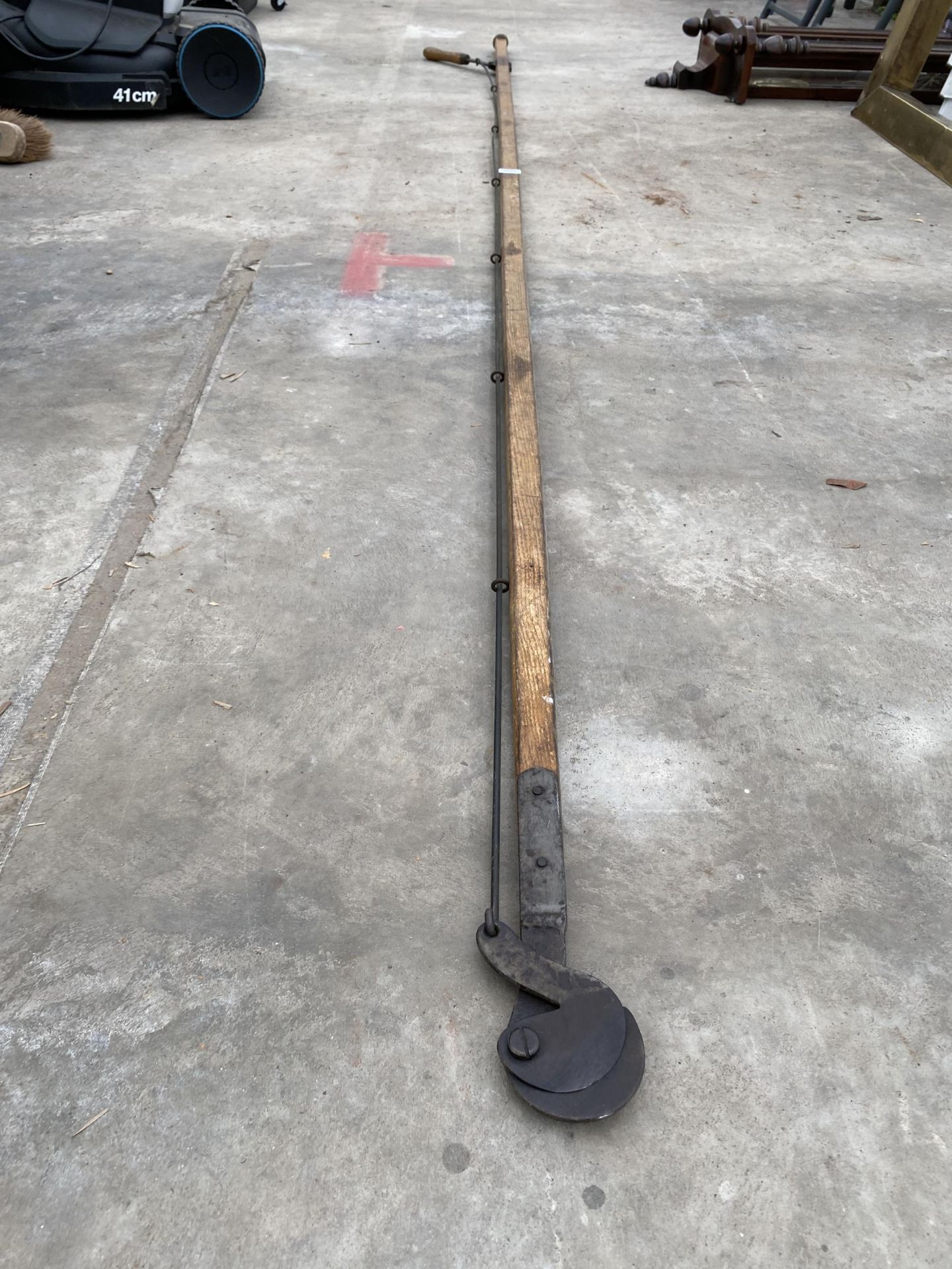 A VINTAGE WOODEN LONG REACH LOPPER - Image 4 of 4