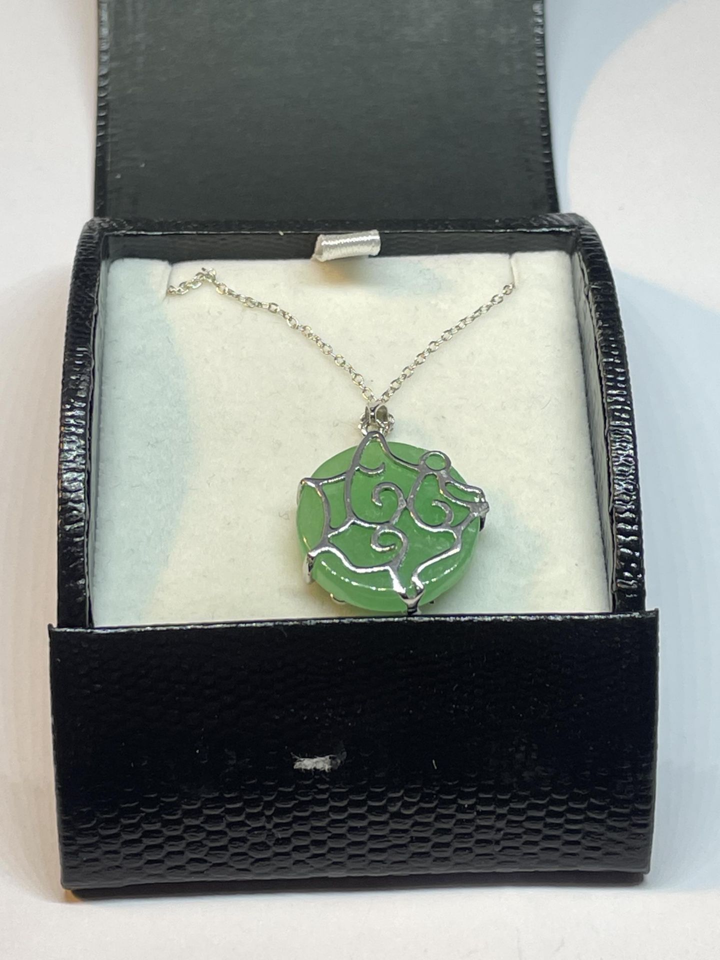 A SILVER AND JADE NECKLACE IN A PRESENTATION BOX