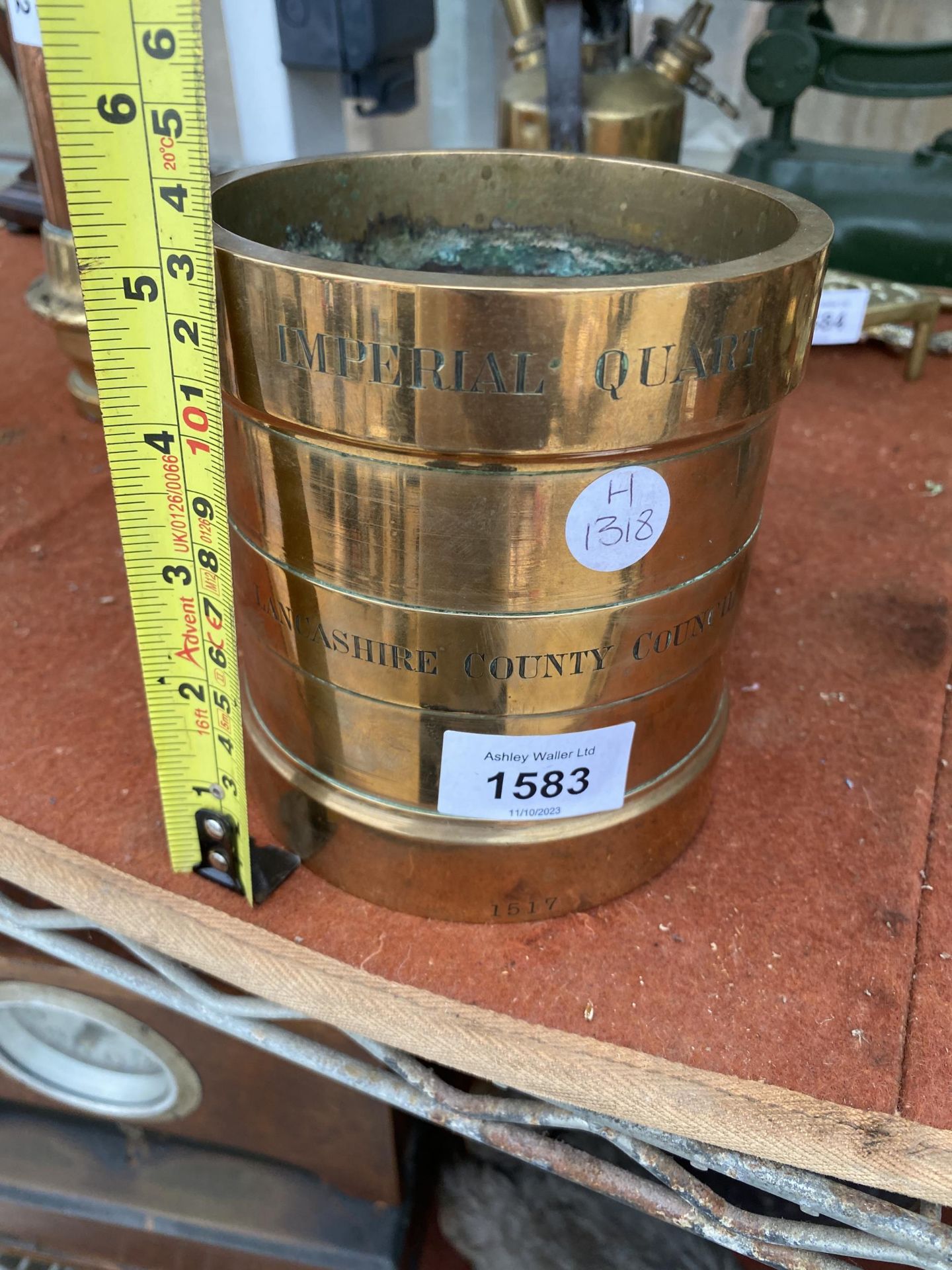 A VINTAGE BRASS IMPERIAL QUART 'LANCASHIRE COUNTY COUNCIL' MEASURING CUP - Image 4 of 5