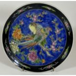 A JAPANESE POTTERY PLATE WITH ENAMEL BIRD DESIGN, DIAMETER 22CM