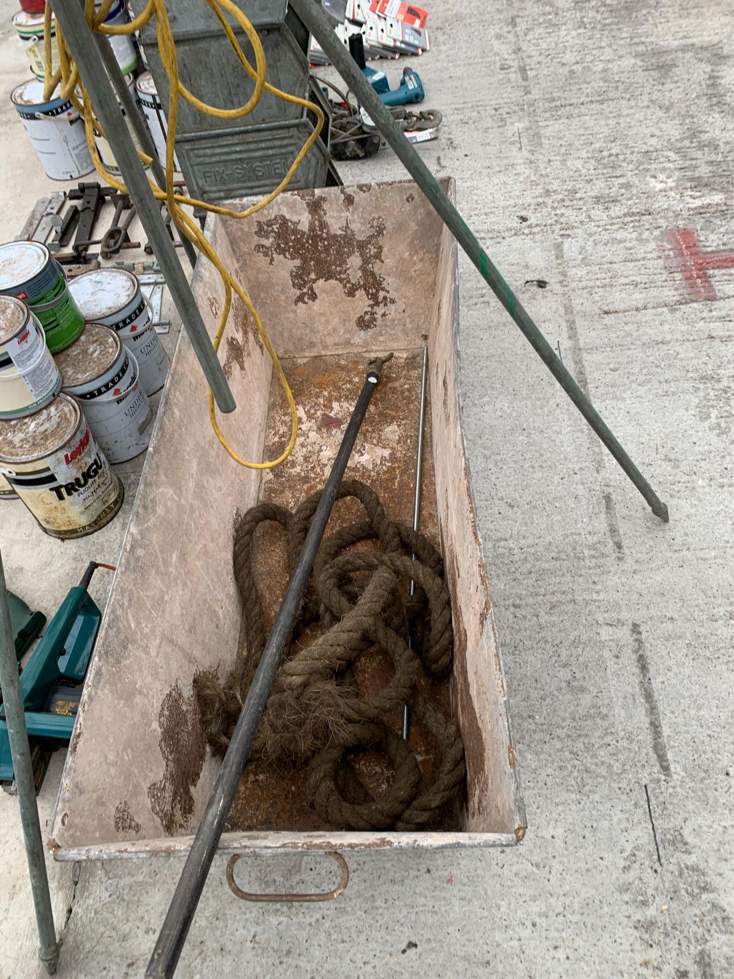 A TRIPOD WORKLIGHT, A ROPE AND A GALVANISED TIN BATH ETC - Image 3 of 4