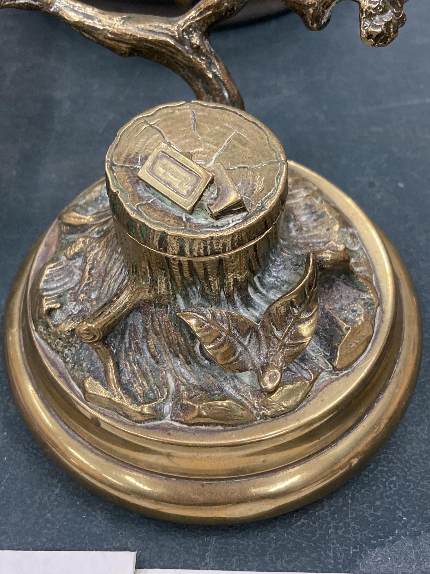 A VINTAGE NOVELTY BRASS INKWELL WITH A SINGING BOY IN A TREE - Image 4 of 4