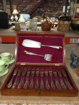 A VINTAGE OAK CASED SILVER PLATED FISH KNIFE CUTLERY SET WITH SERVERS