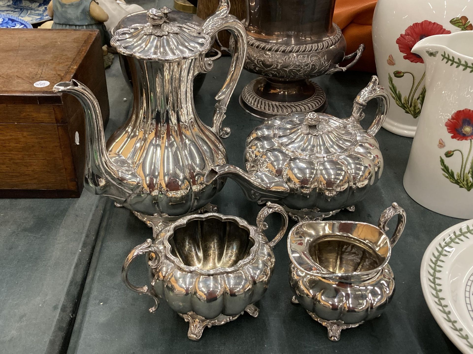 A FOUR PIECE SILVER PLATED SET TO INCLUDE A TEAPOT, COFFEE POT, CREAM JUG AND SUGAR BOWL