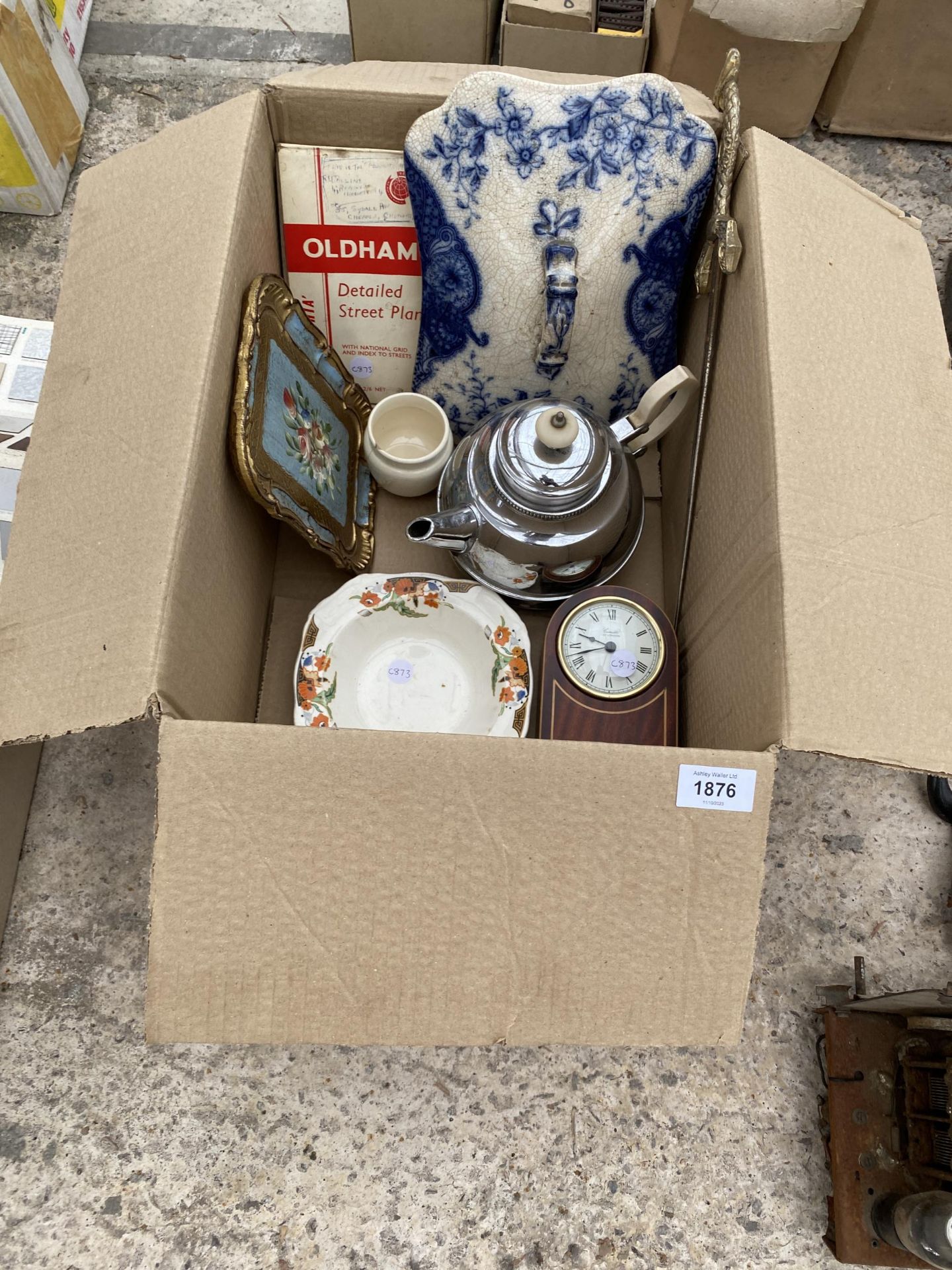 AN ASSORTMENT OF ITEMS TO INCLUDE A TEAPOT, A CLOCK AND FURTHER CERAMICS ETC