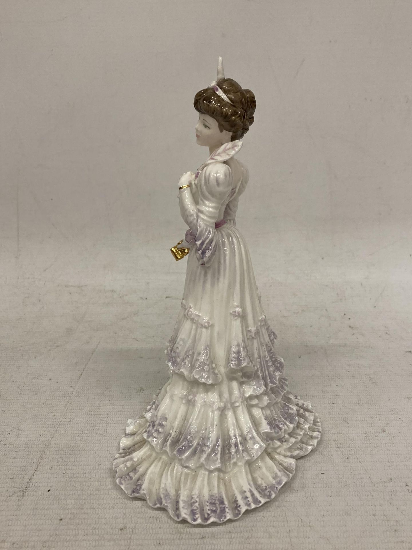 A COALPORT FIGURINE FROM THE GOLDEN AGE COLLECTION "EUGENIE" FIRST NIGHT AT THE OPERA LIMITED - Bild 3 aus 4