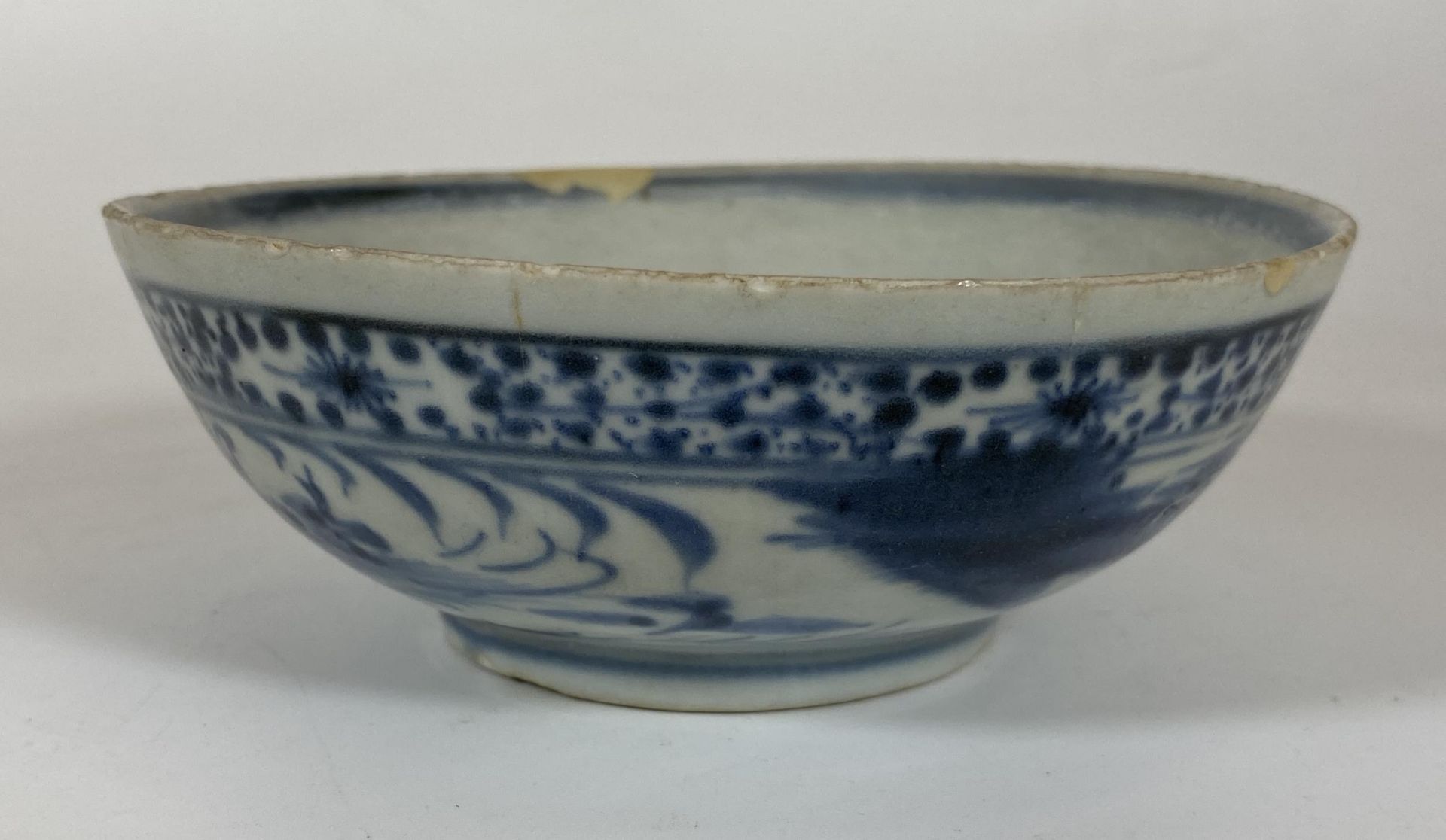 AN 18TH CENTURY OR POSSIBLY EARLIER, CHINESE MING STYLE BLUE AND WHITE PORCELAIN BOWL, SIX CHARACTER