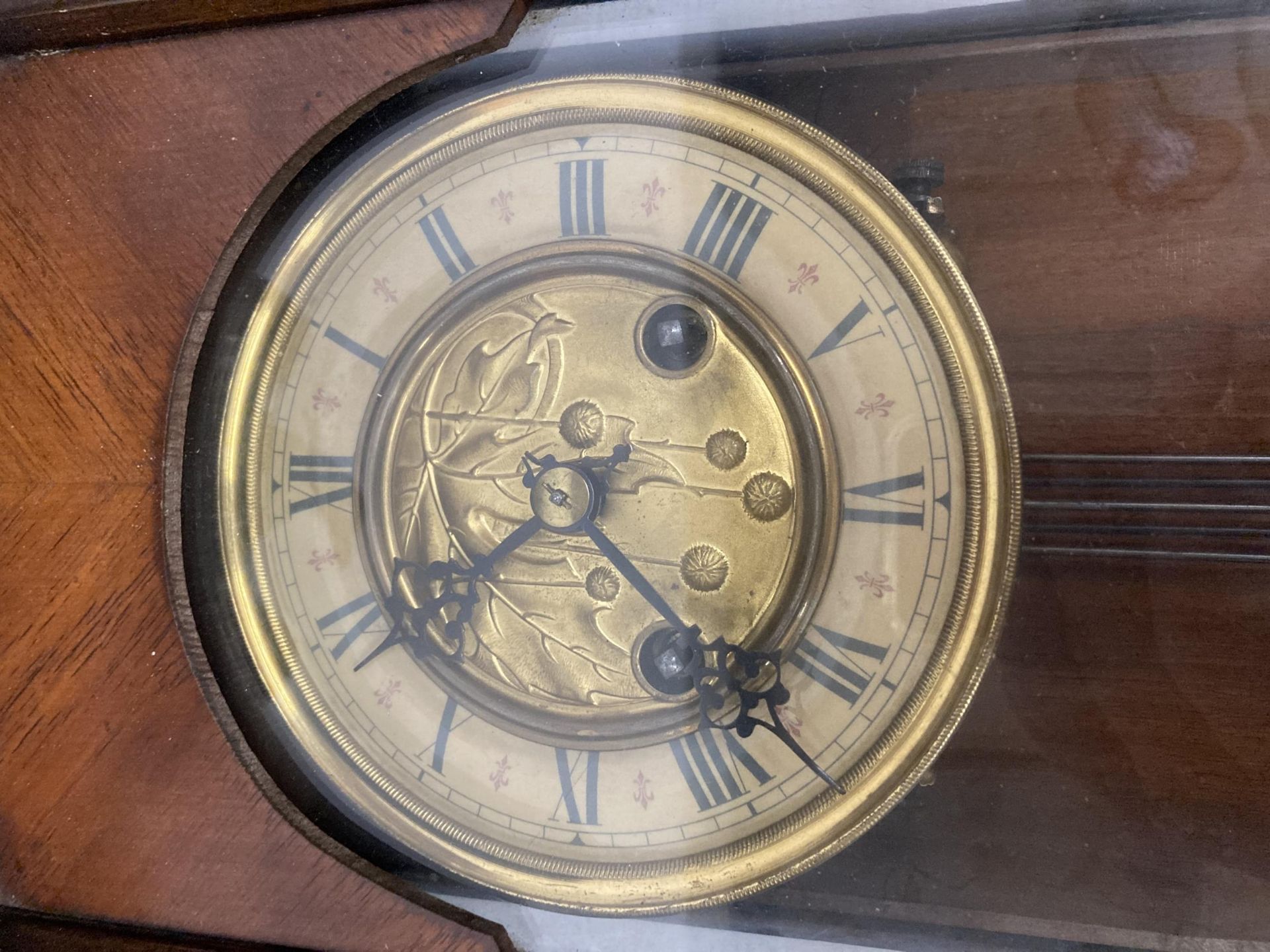 A MAHOGANY CASED VIENNA WALL CLOCK WITH EAGLE DESIGN TOP, WITH PENDULUM AND KEY - Bild 3 aus 6