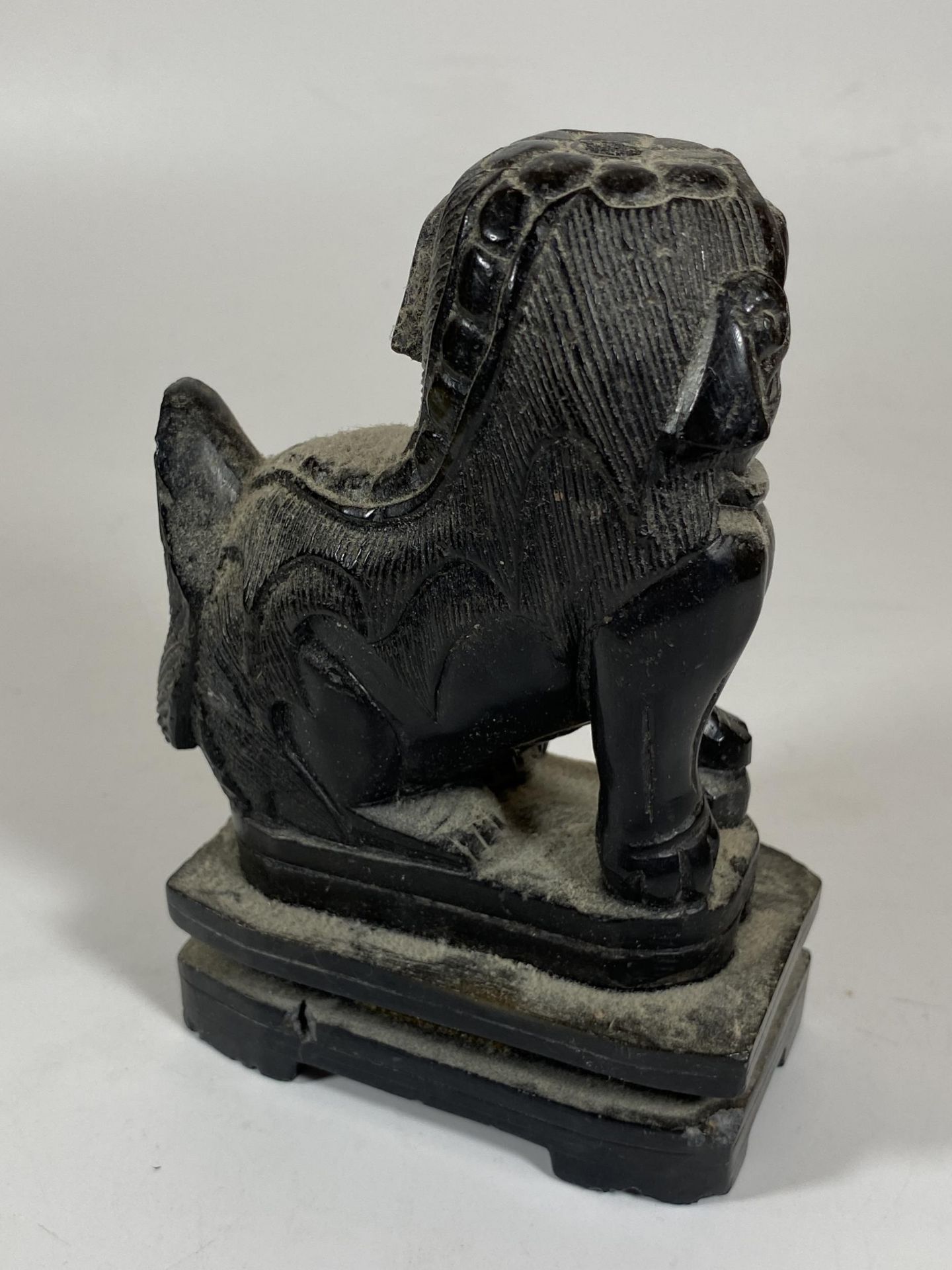 A CHINESE STONE MARBLE EFFECT MODEL OF A FOO DOG ON BASE, HEIGHT 14.5CM - Image 3 of 5