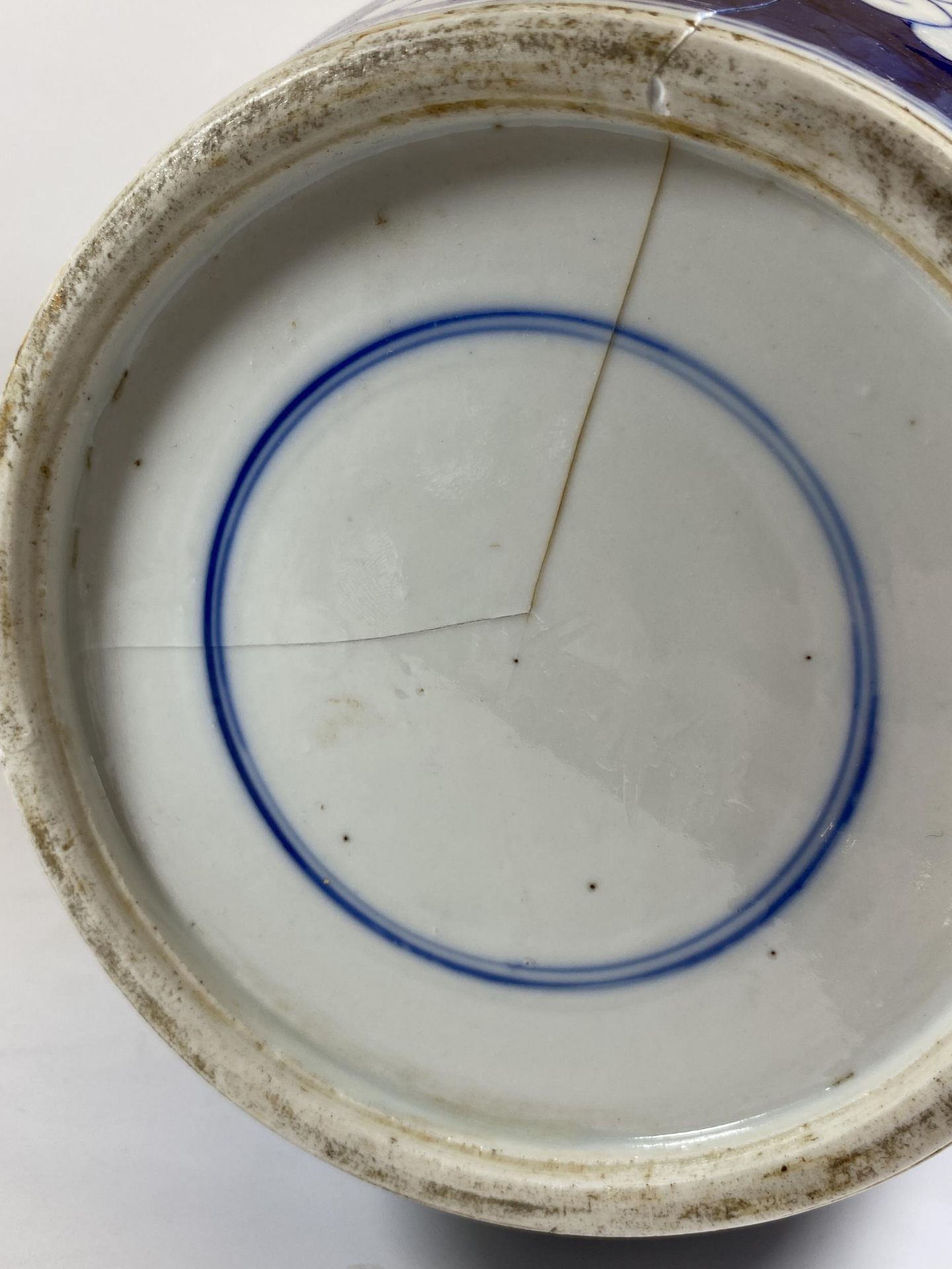 A LARGE 19TH CENTURY CHINESE BLUE AND WHITE PRUNUS BLOSSOM GINGER JAR WITH CARVED WOODEN LID, DOUBLE - Bild 19 aus 19