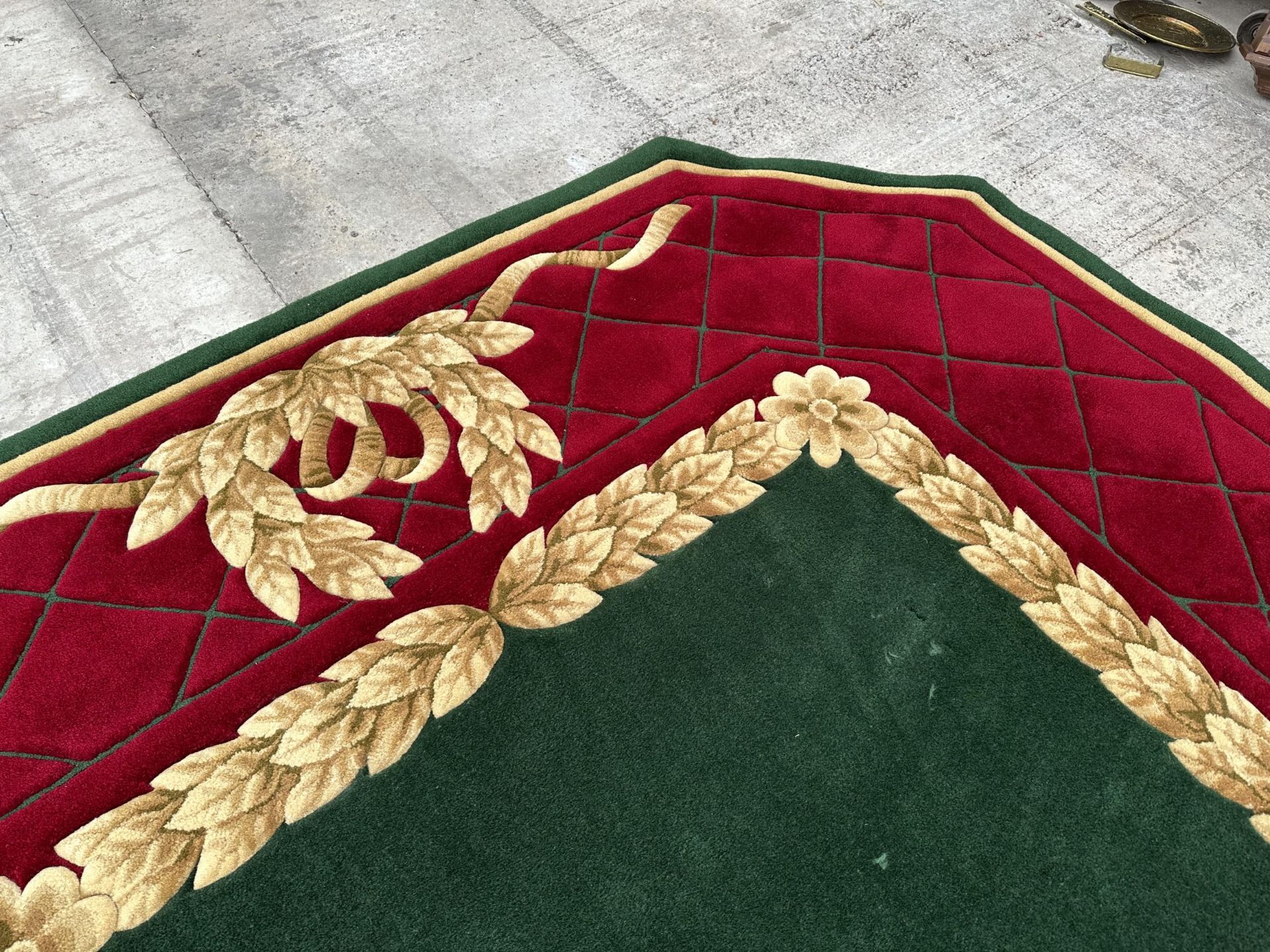 A LARGE OCTAGONAL GREEN, RED AND GOLD 200 OUNCE PURE WOOL RUG, - 423 CM X 271 CM (COST £5000 FROM - Bild 8 aus 10