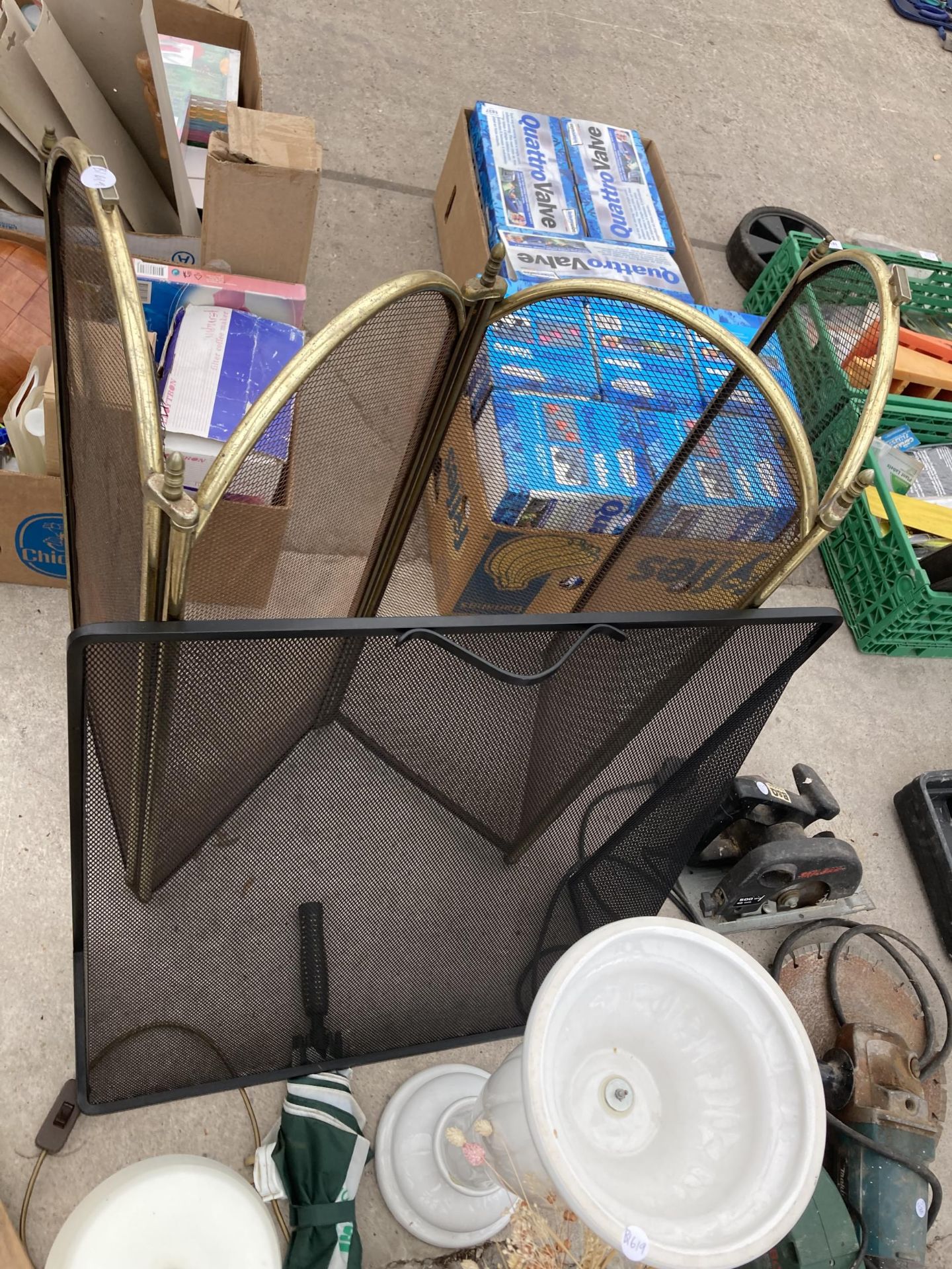 AN ASSORTMENT OF ITEMS TO INCLUDE TWO FIRE SCREENS, A SPIRIT LEVEL AND A SAFETY FIRE ESCAPE ROPE ETC - Image 4 of 4