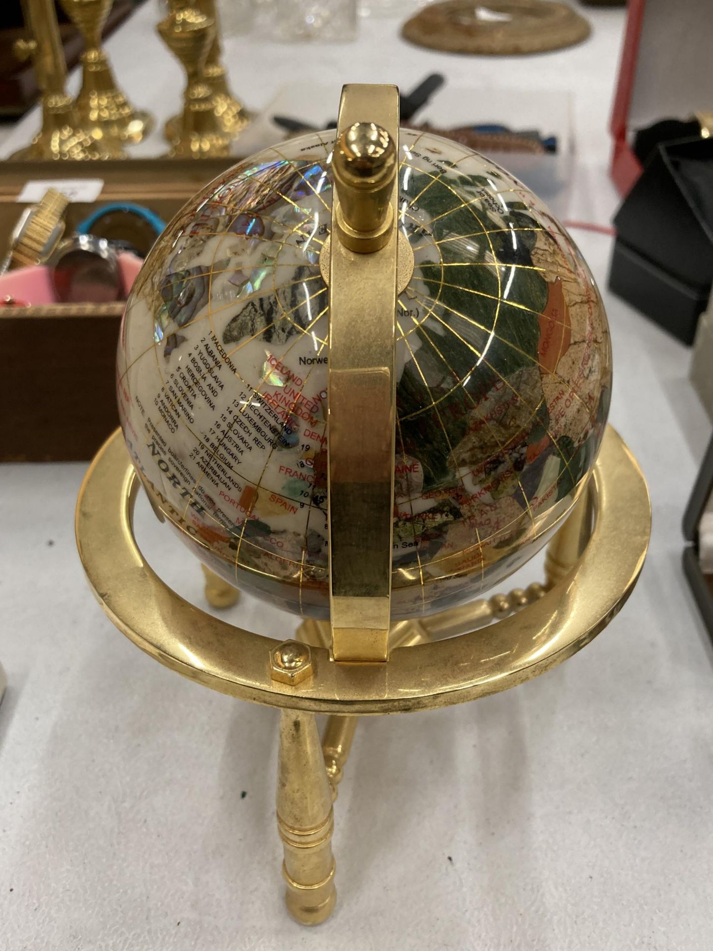 A SMALL GEMSTONE GLOBE, HEIGHT 18CM - Image 2 of 3