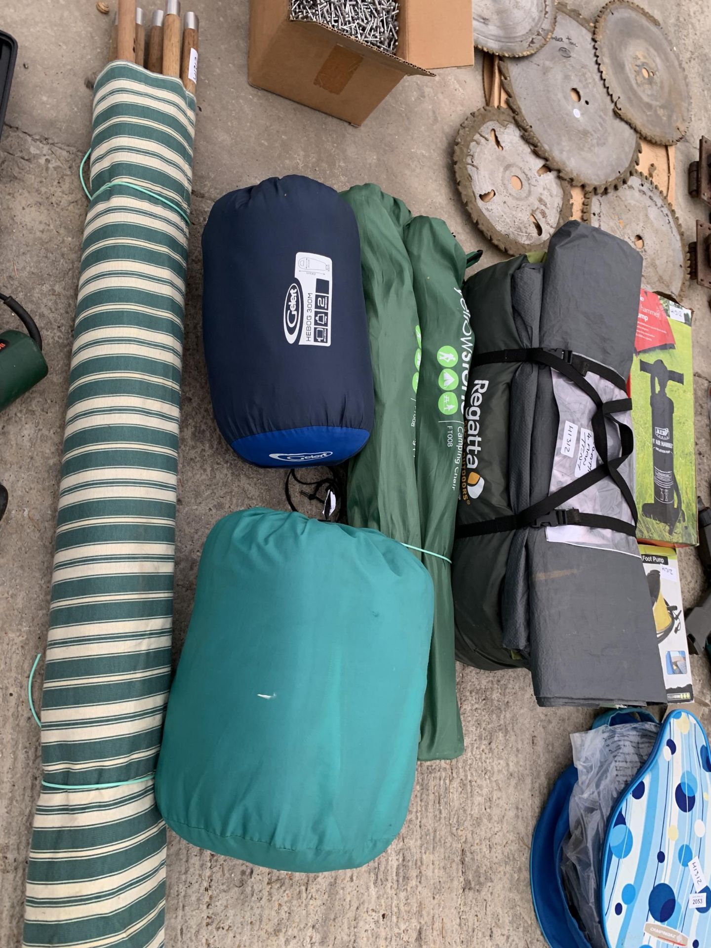 AN ASSORTMENT OF CAMPING ITEMS TO INCLUDE A TENT, PUMPS AND SLEEPING BAGS ETC - Image 3 of 3