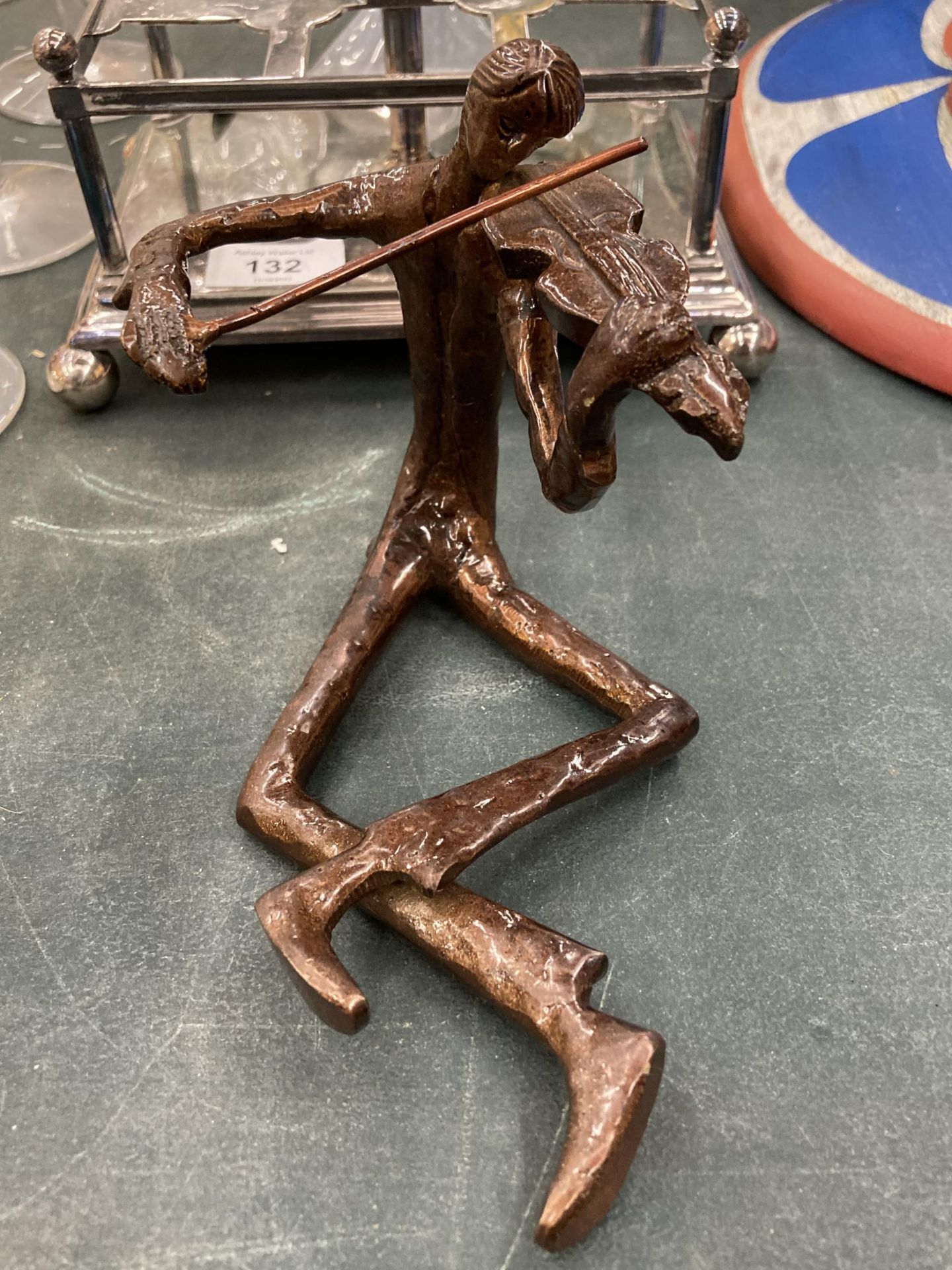 A BRONZE MATCHSTICK FIGURE PLAYING A VIOLIN, HEIGHT 13CM - Image 2 of 3