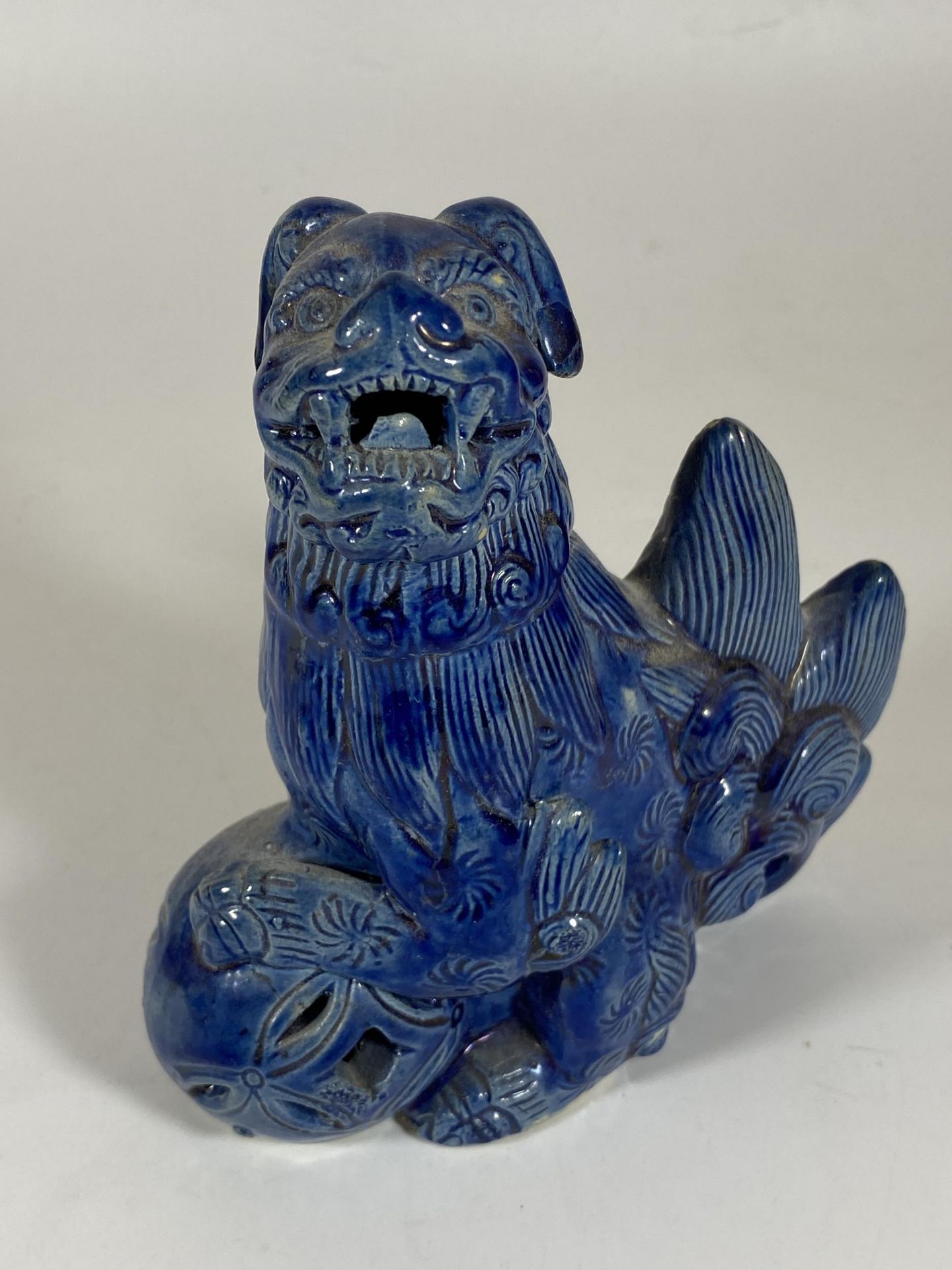 A CHINESE BLUE STONEWARE MODEL OF A FOO DOG, HEIGHT 15CM - Bild 2 aus 5