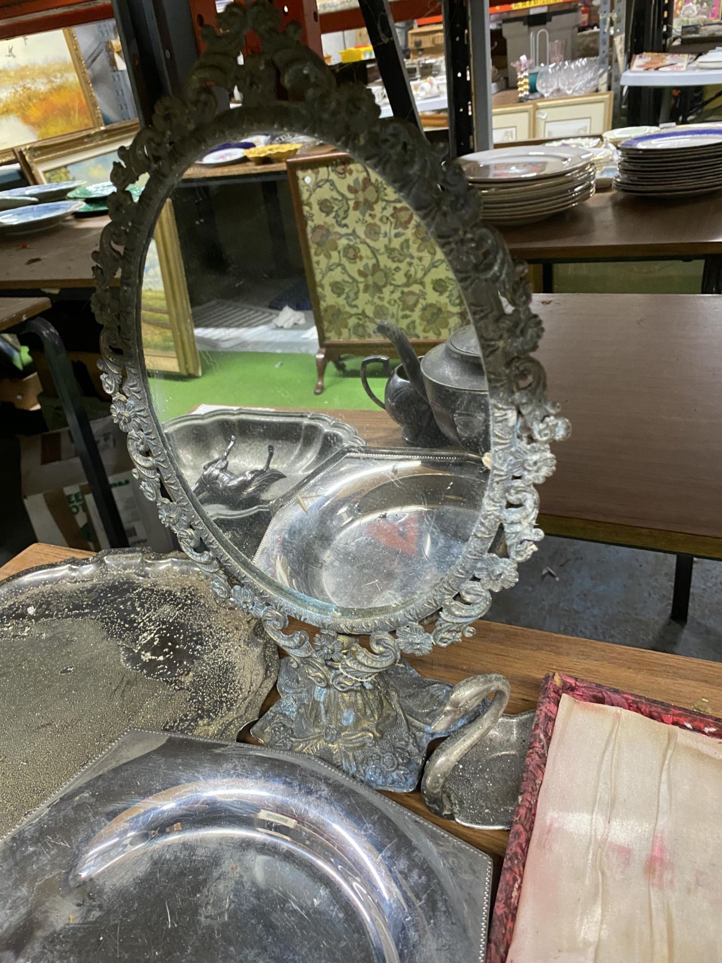 A MIXED LOT OF SILVER PLATED WARES TO INCLUDE ORNATE MIRROR, ETC - Image 3 of 3