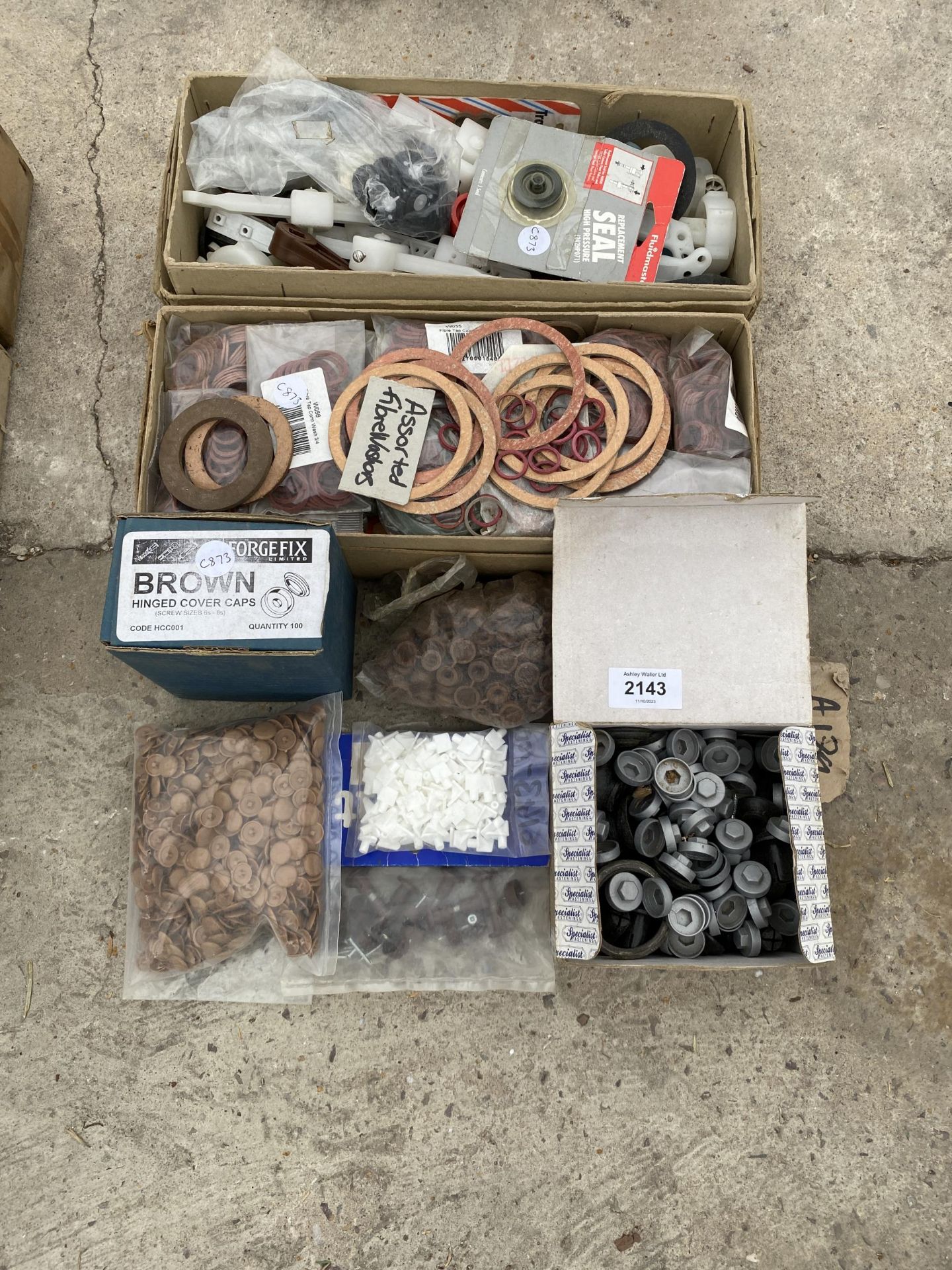 A LARGE ASSORTMENT OF HARDWARE TO INCLUDE WASHERS AND CAPS ETC