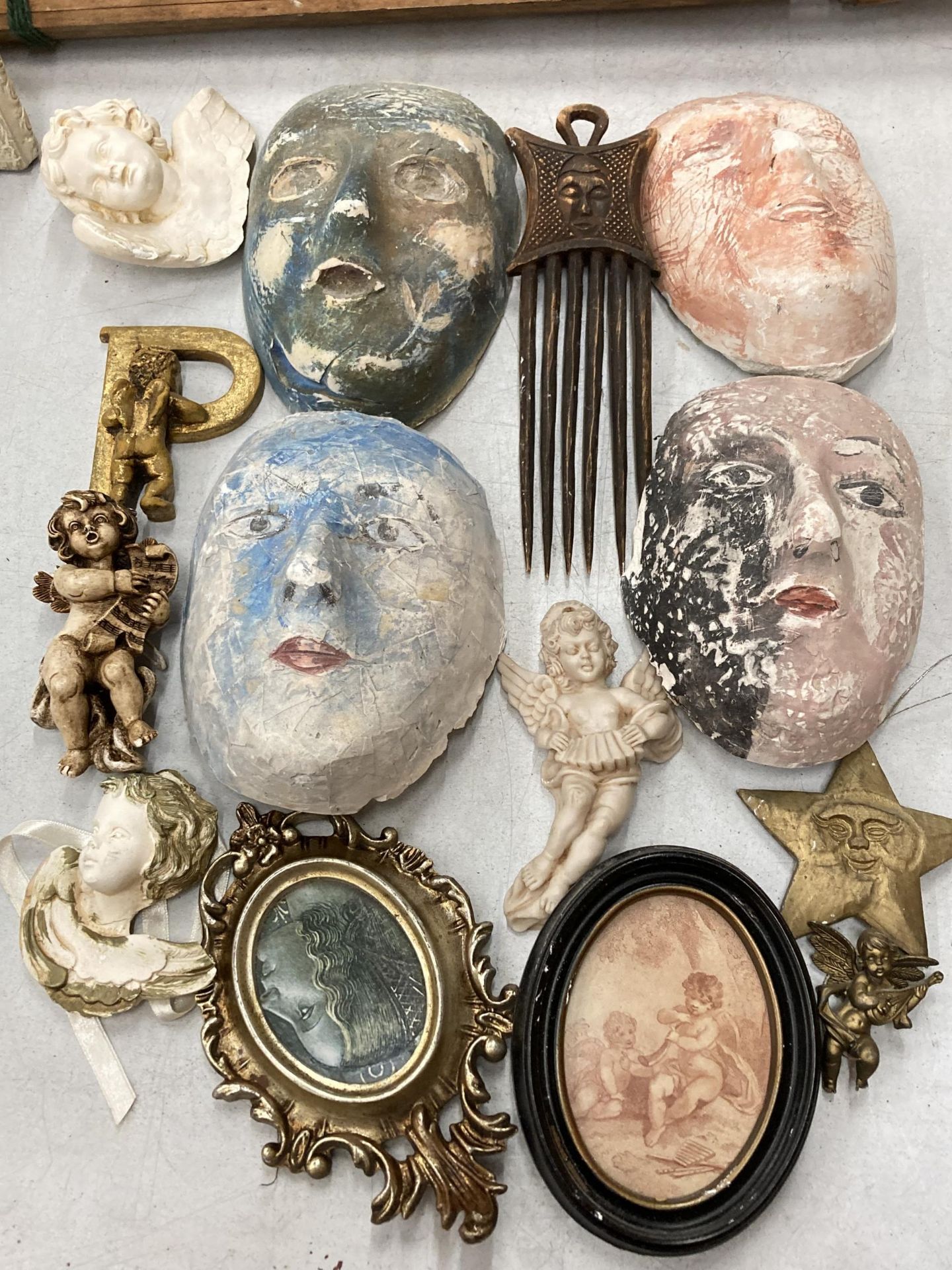 A MIXED LOT TO INCLUDE WALL MASKS, CHERUB WALL HANGINGS, SMALL PRINTS, ETC