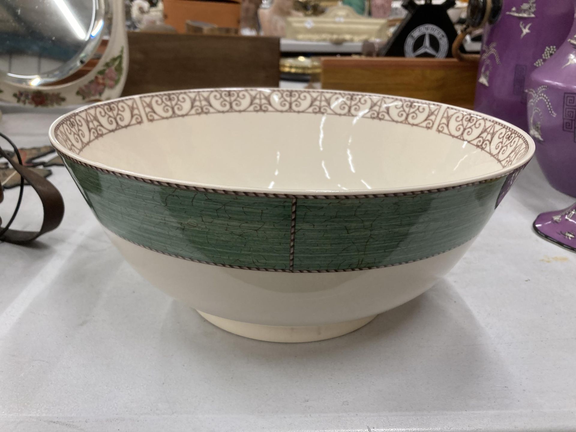 A LARGE WEDGWOOD 'SARAH'S GARDEN' BOWL, DIAMETER 32CM - Image 2 of 3