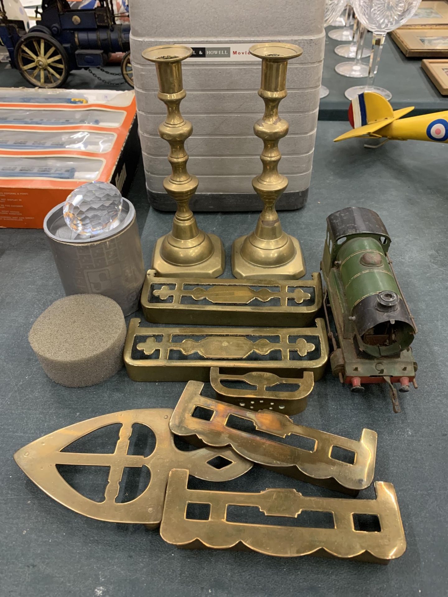 A QUANTITY OF BRASS ITEMS TO INCLUDE CANDLESTICKS, ETC PLUS A VINTAGE TIN PLATE TOY TRAIN AND A