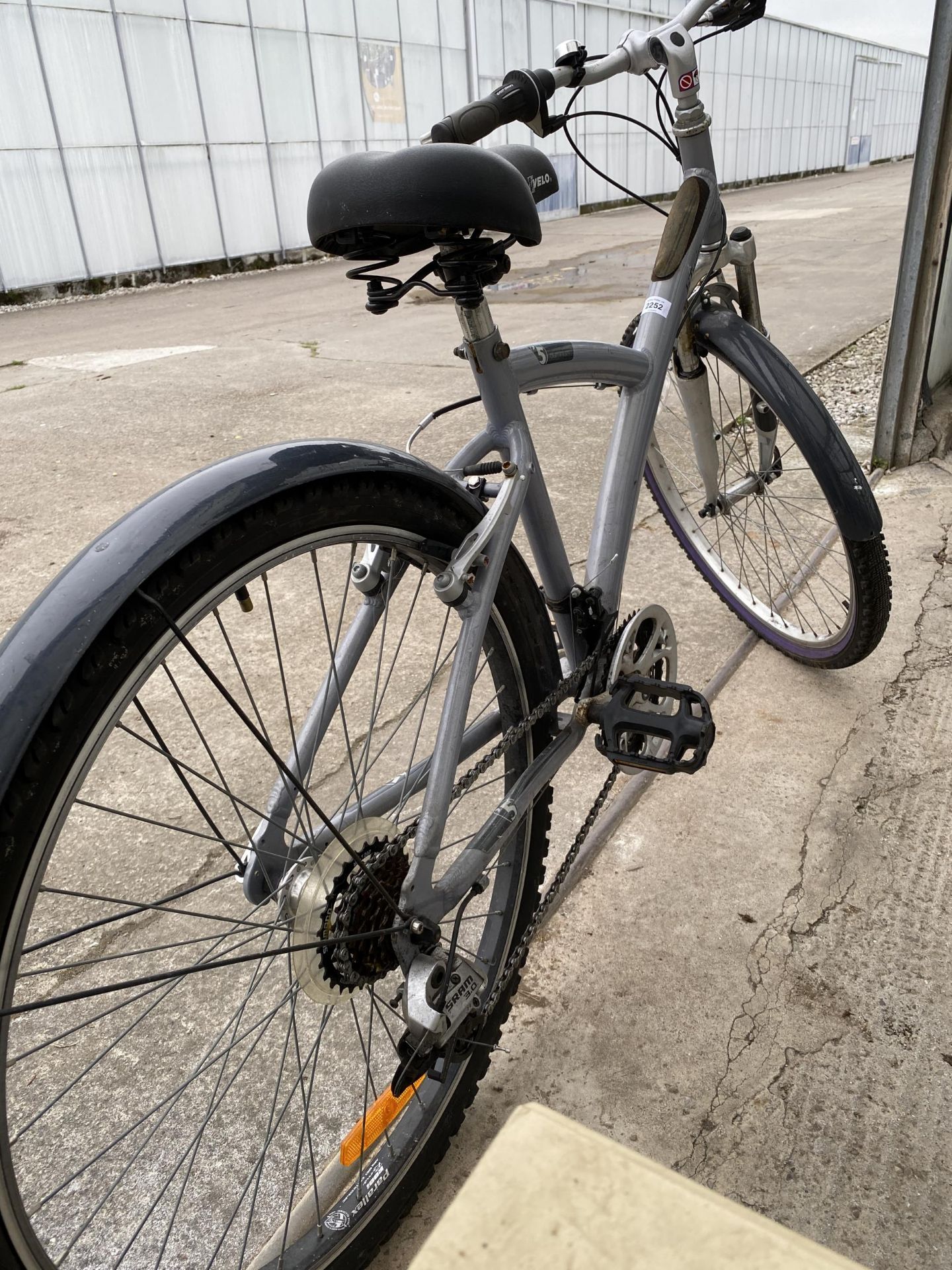 A BTWIN BIKE WITH FRONT SUSPENSION AND 21 SPEED SHIMANO GEAR SYSTEM - Bild 2 aus 3