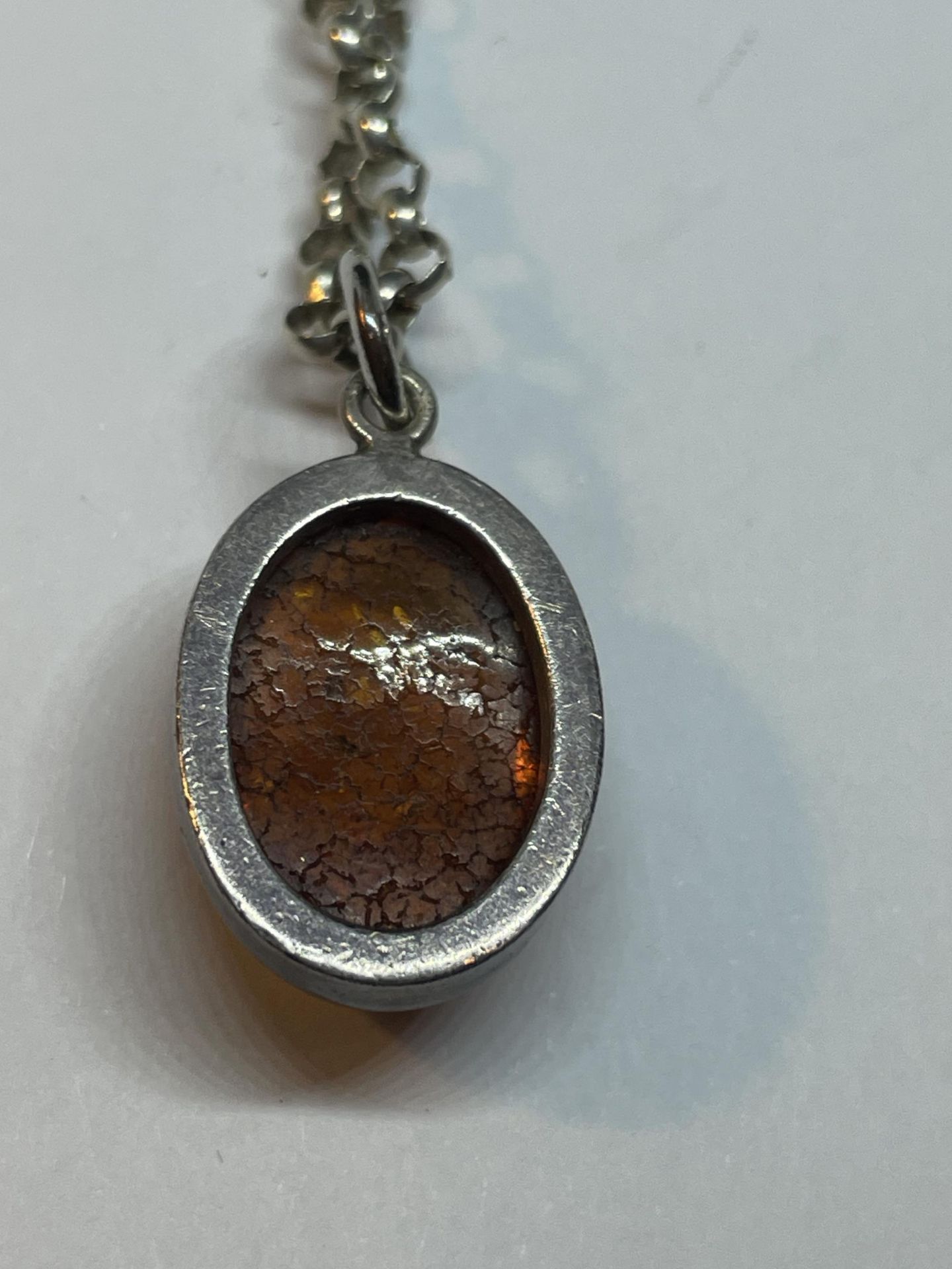 A SILVER NECKLACE WITH AMBER PENDANT - Image 3 of 3