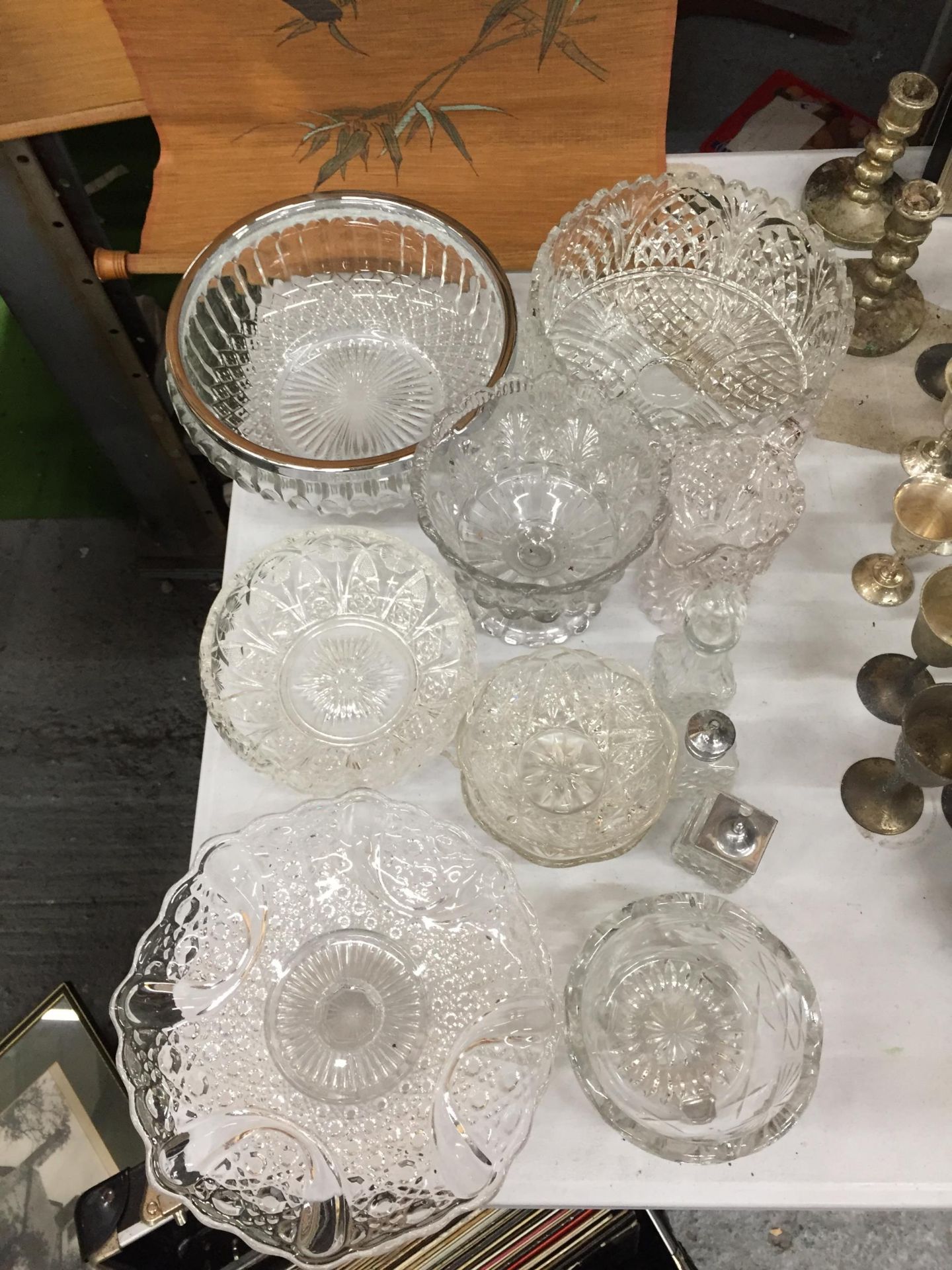 A MIXED COLLECTION OF VINTAGE CUT AND FURTHER GLASS ITEMS, BOWLS ETC - Image 3 of 3