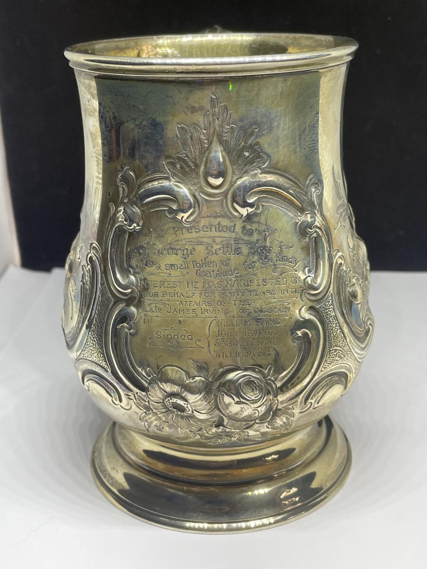 A HALLMARKED LONDON SILVER DECORATIVE TANKARD GROSS WEIGHT 263.9 GRAMS - Image 2 of 3