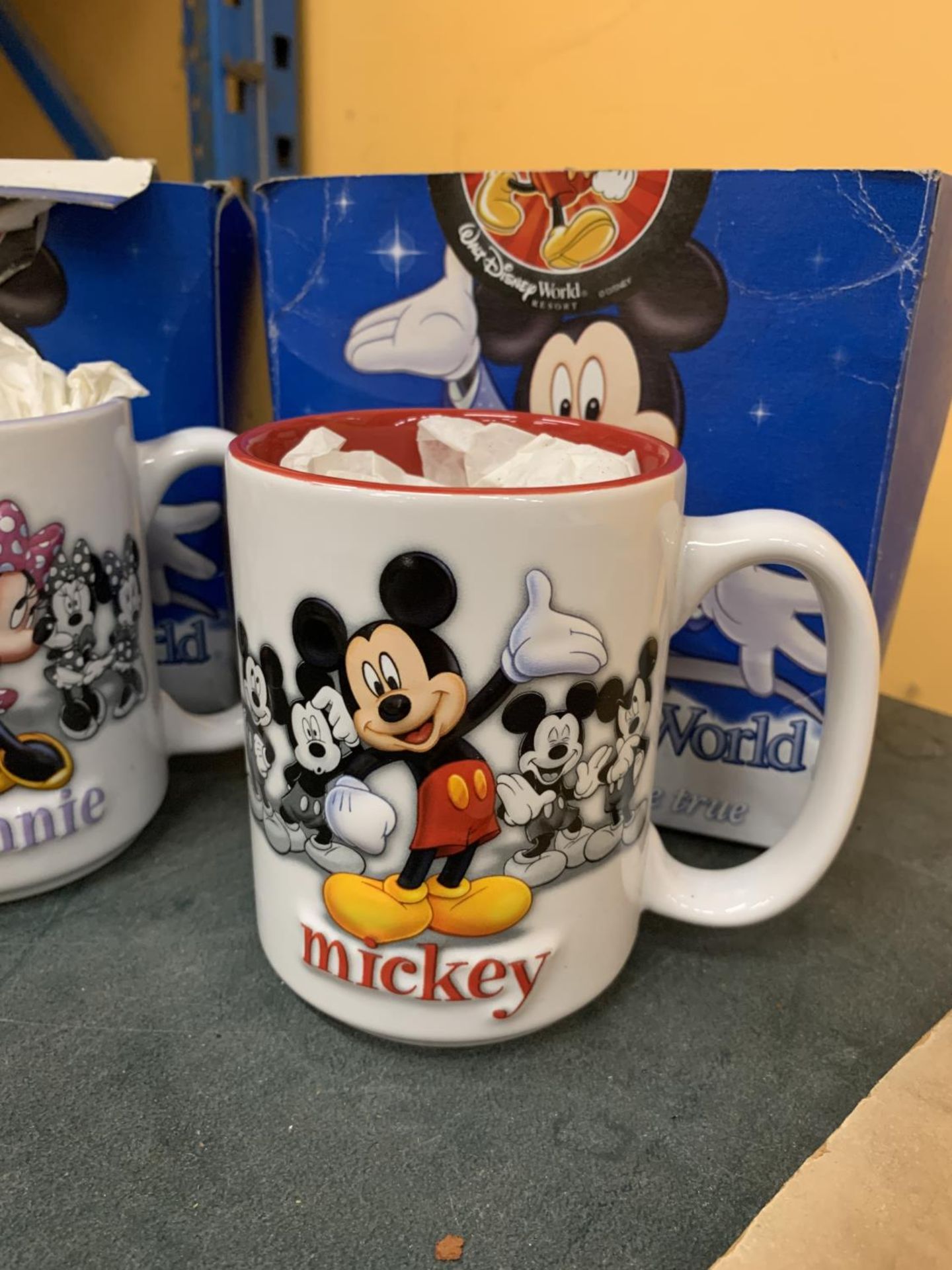 A MICKEY MOUSE AND MINNIE MOUSE MUG FROM WALT DISNEY WORLD, BOXED - Image 2 of 3