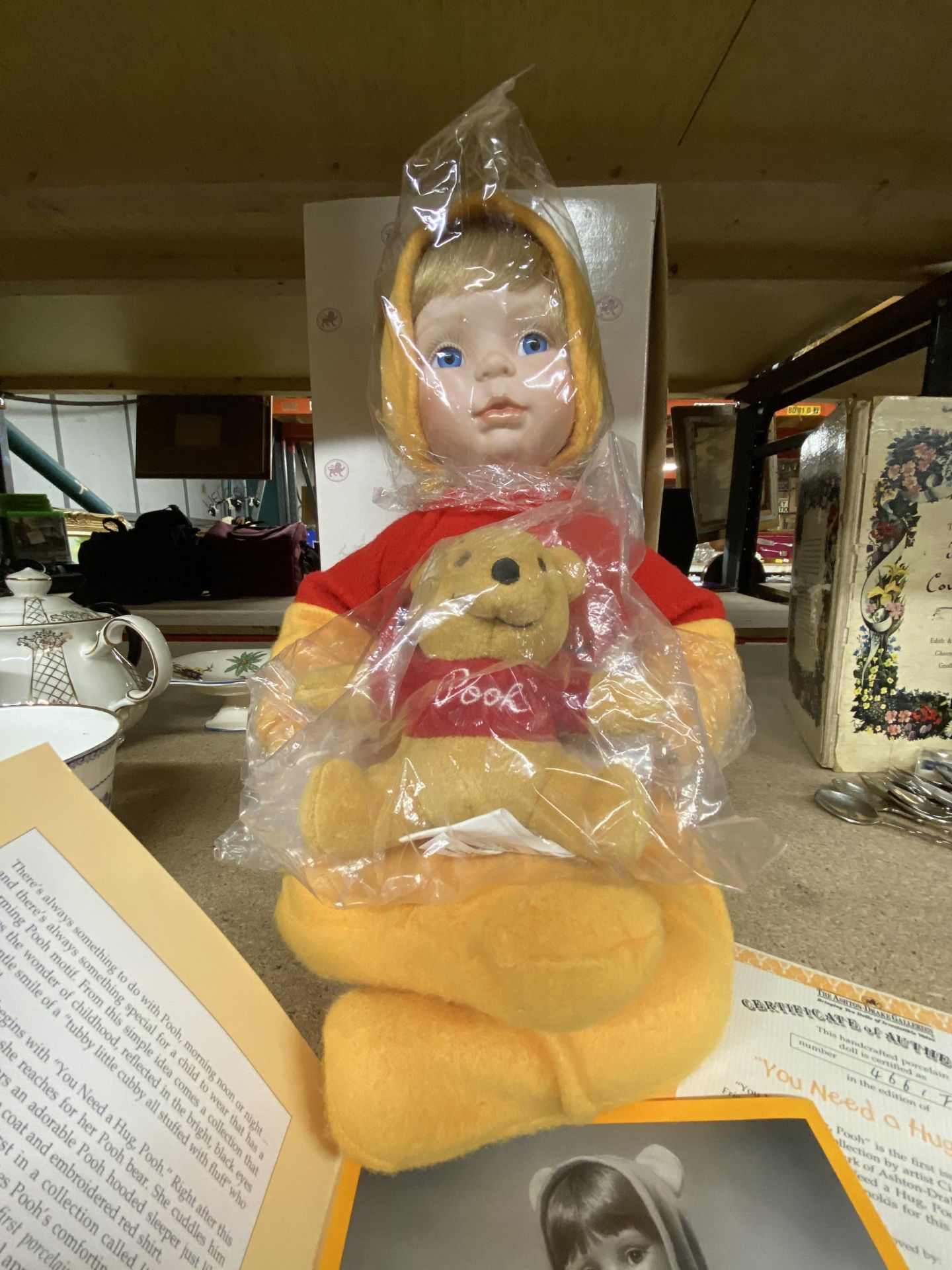 A VINTAGE ASHTON DRAKE GALLERIES PORCELAIN DOLL 'YOU NEED A HUG, POOH' WITH CERTIFICATE - Image 4 of 4