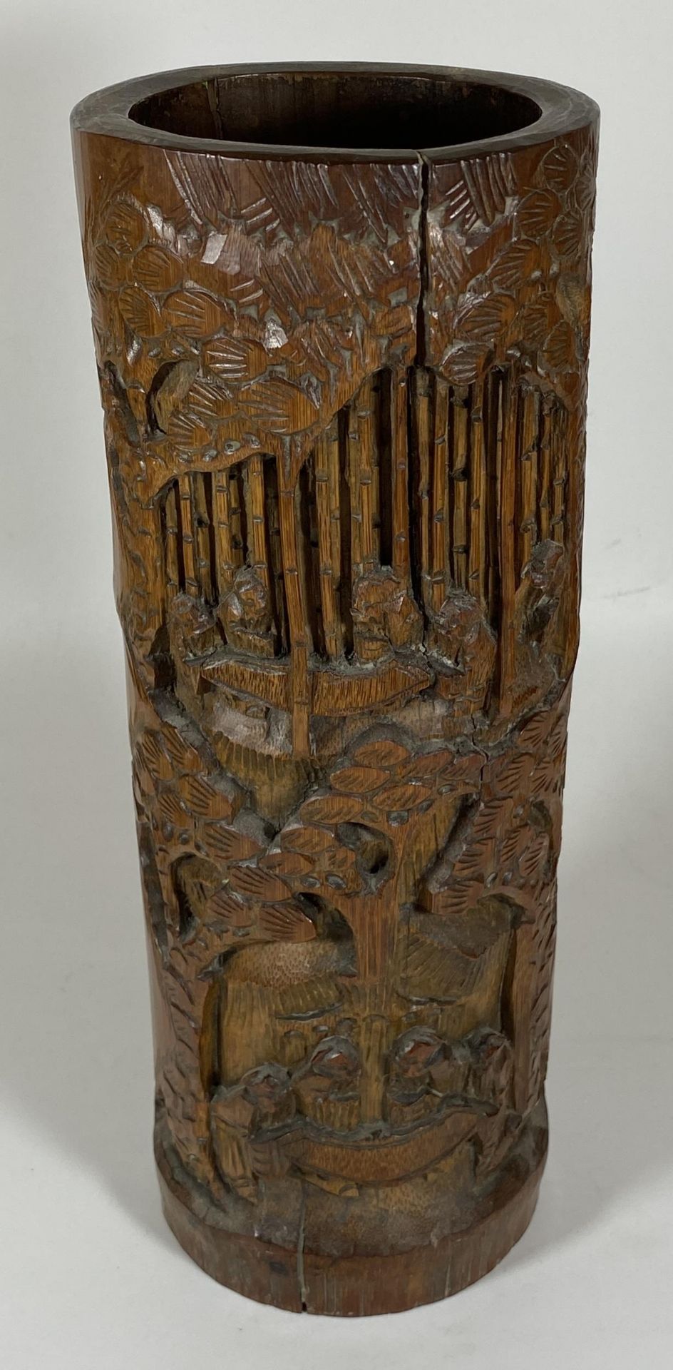 A LATE 19TH / EARLY 20TH CENTURY CHINESE CARVED BAMBOO BRUSH POT / SLEEVE VASE, HEIGHT 31CM