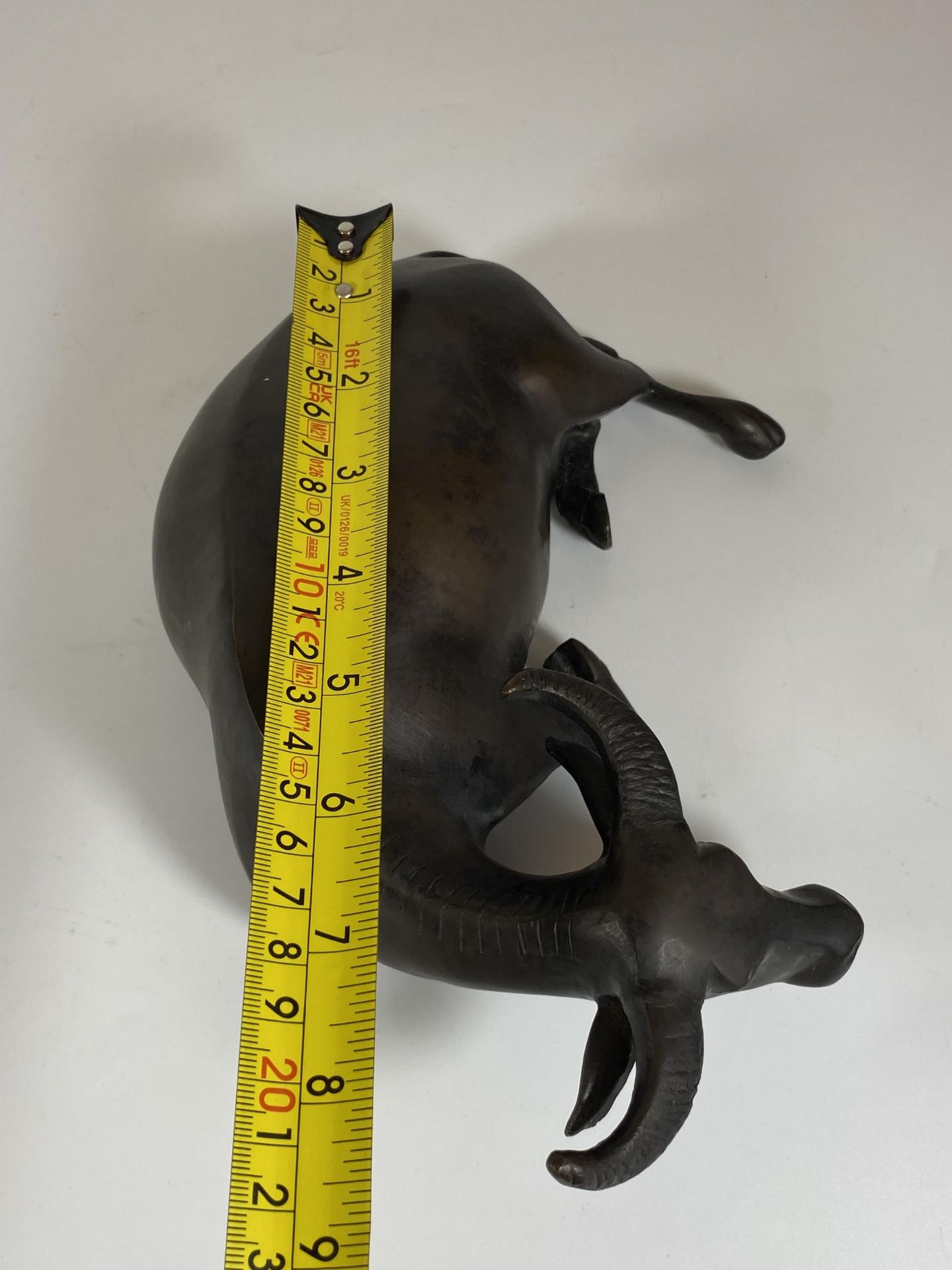 AN ANTIQUE CHINESE HEAVY SOLID BRONZE MODEL OF AN OX LYING DOWN, LENGTH 21CM - Image 5 of 5