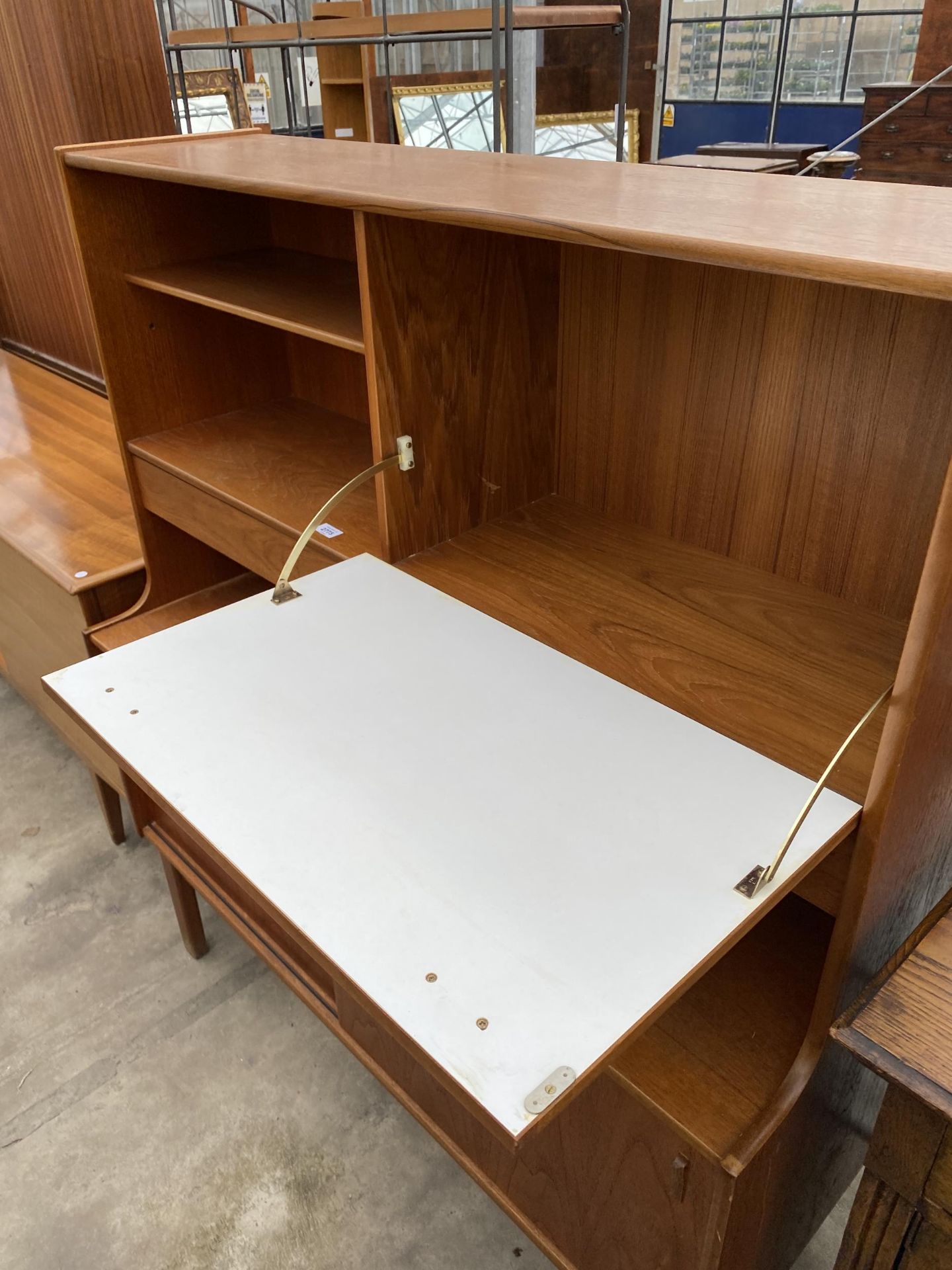 A RETRO TEAK COCKTAIL LOUNGE UNIT, 48" WIDE - Image 5 of 5