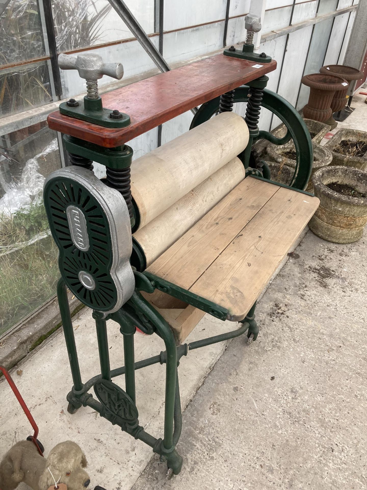 A VINTAGE CAST IRON AND WOODEN MANGLE - Image 3 of 3