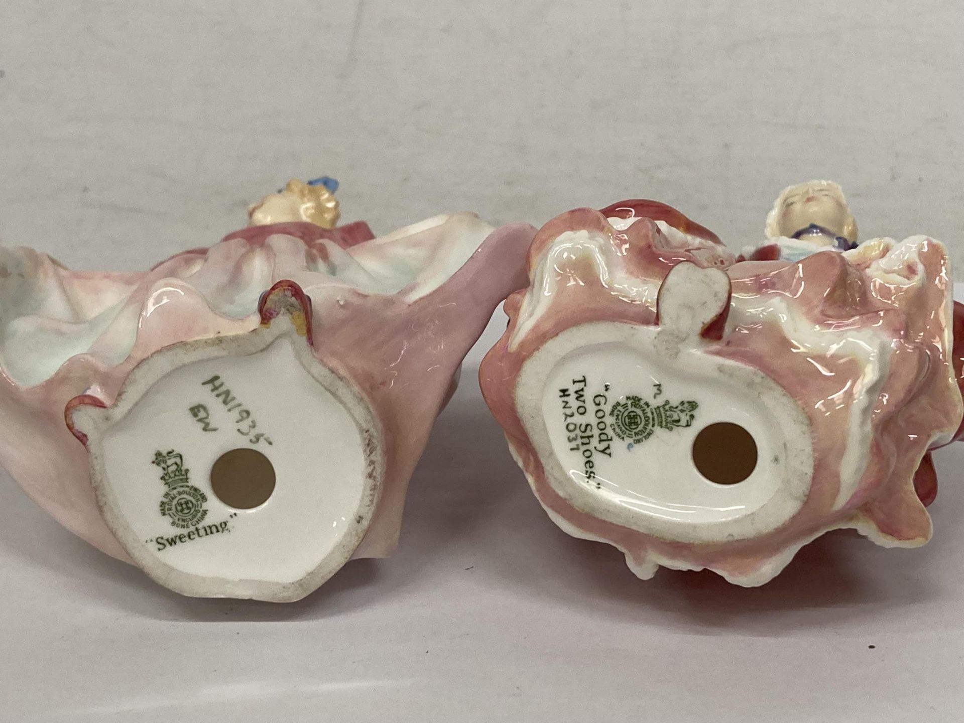 TWO ROYAL DOULTON FIGURINES "GOODY TWO SHOES" HN2037 AND "SWEETING" HN 1935 - Bild 4 aus 4