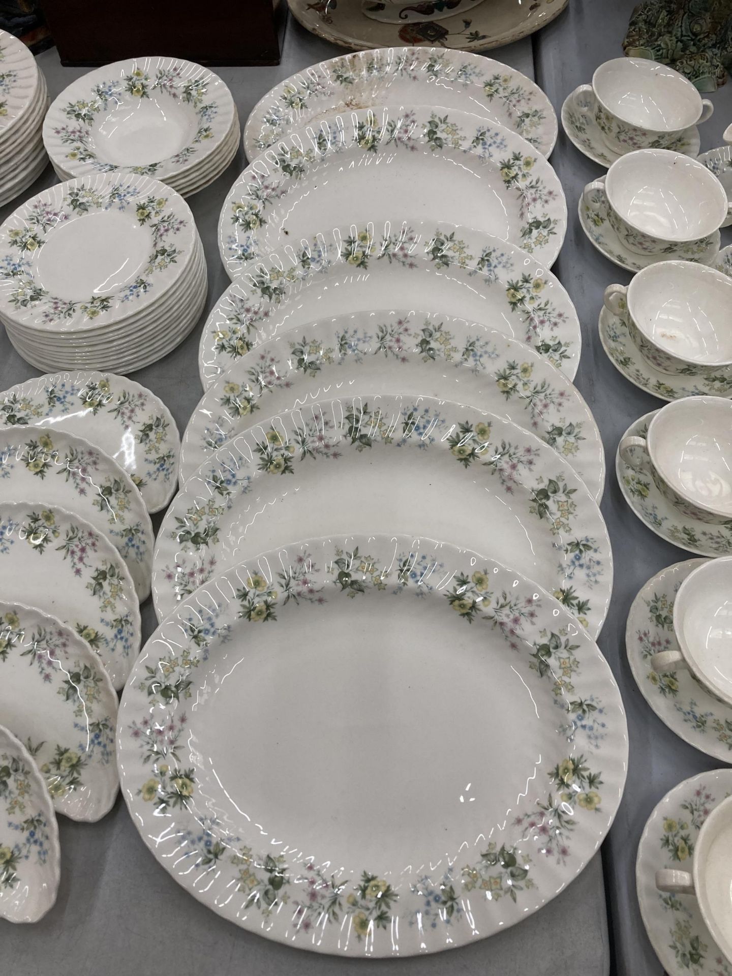 A VERY LARGE QUANTITY OF MINTON 'SPRING VALLEY' DINNERWARE TO INCLUDE VARIOUS SIZES OF PLATES, - Bild 5 aus 6