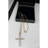A 9 CARAT GOLD CHAIN AND CROSS WITH ELEVEN CLEAR STONES IN A PRESENTATION BOX