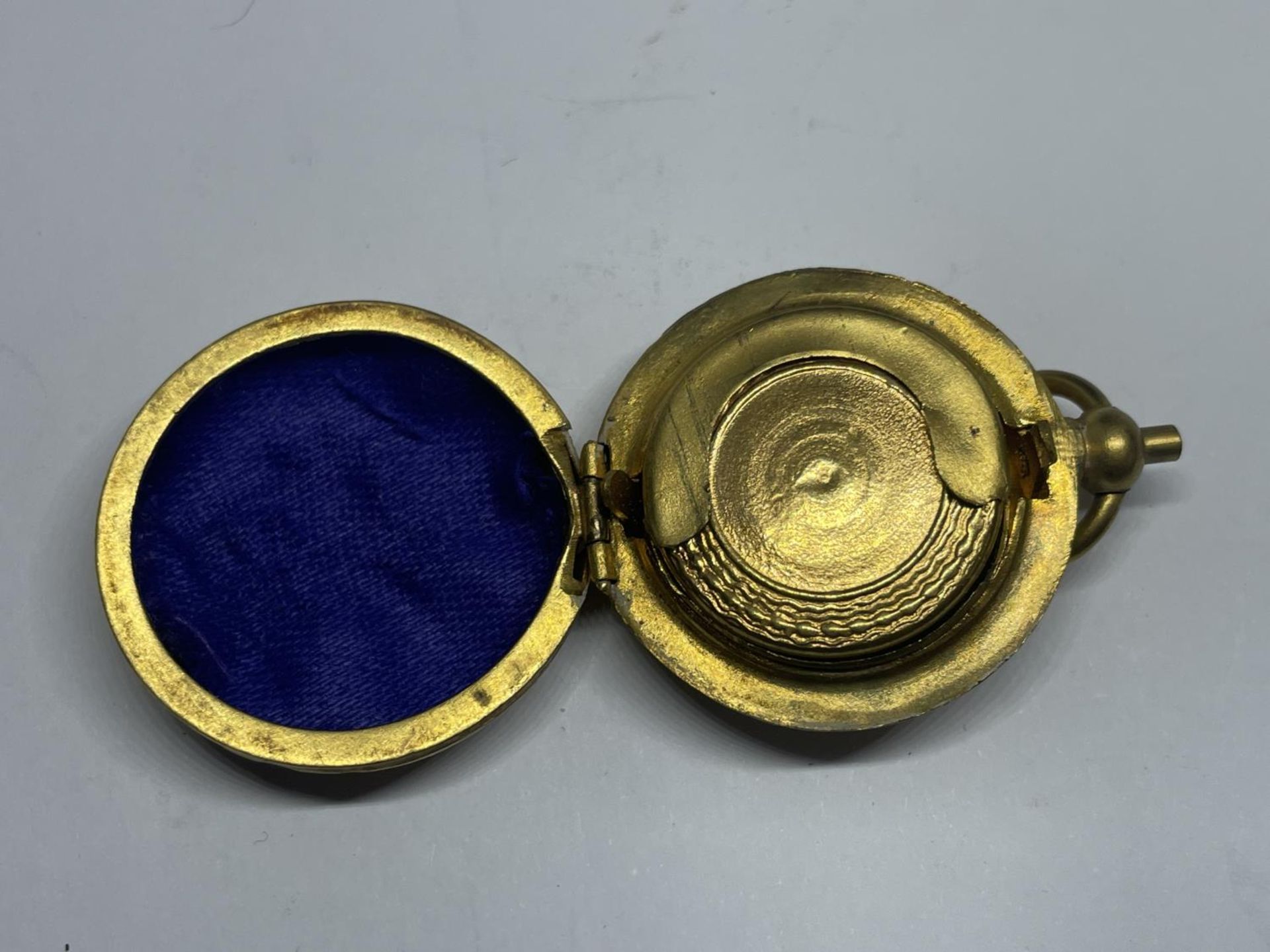 A YELLOW METAL SOVEREIGN CASE - Image 2 of 2