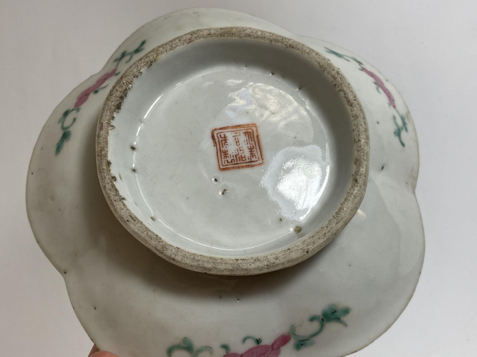 A 19TH CENTURY CHINESE TONGZHI PORCELAIN FOOTED DISH / BOWL WITH BIRD AND FLORAL DESIGN, SEAL MARK - Bild 4 aus 6