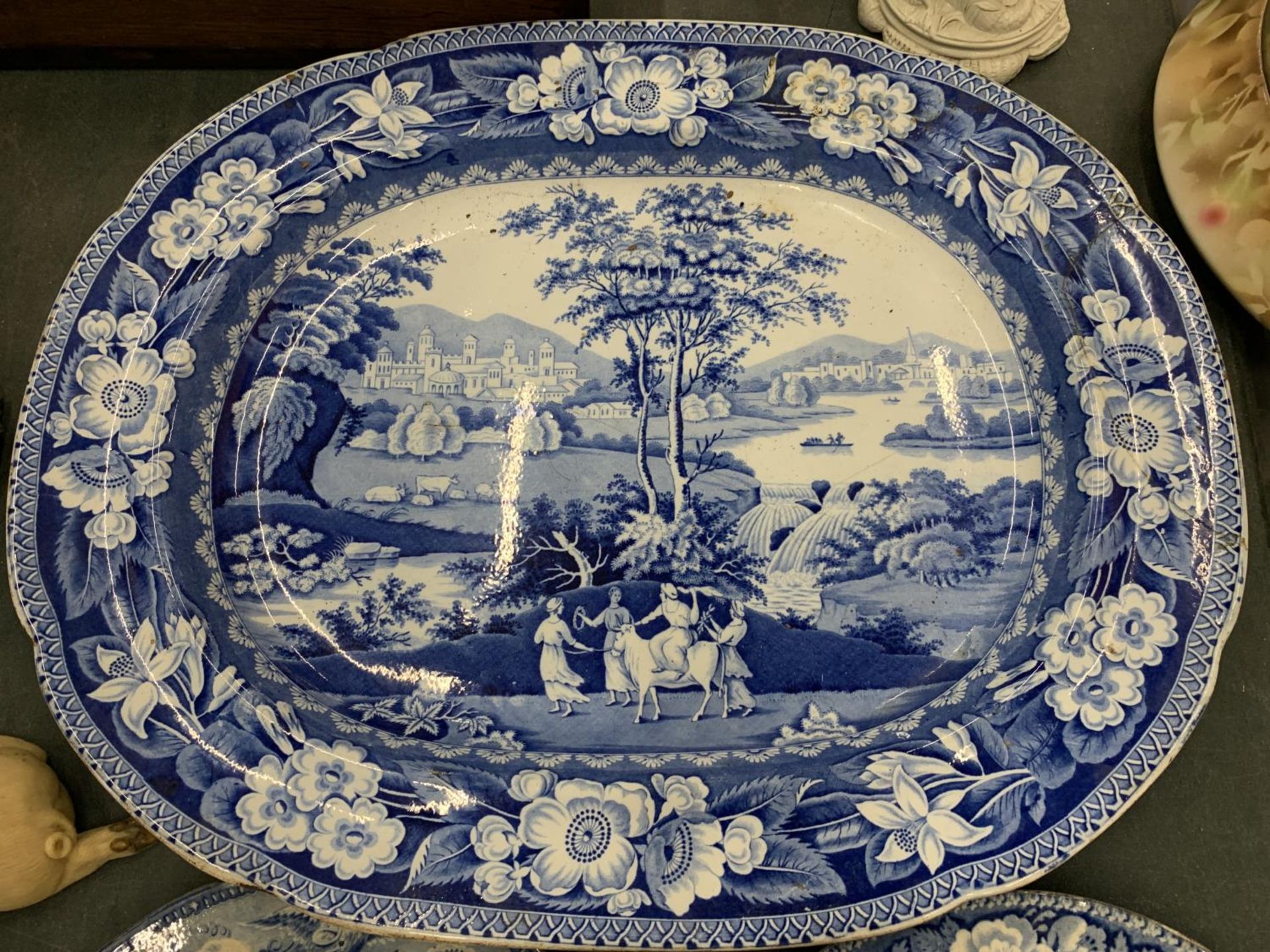 A QUANTITY OF BLUE AND WHITE POTTERY TO INCLUDE A LARGE MEAT PLATTER, 19TH CENTURY BLUE AND WHITE - Image 2 of 2