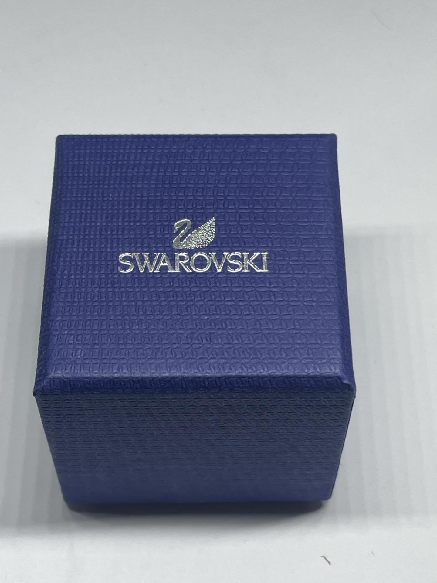 A SWAROVSKI CRYSTAL RING WITH LABEL IN A PRESENTATION BOX WITH SLEEVE SIZE R - Image 4 of 4