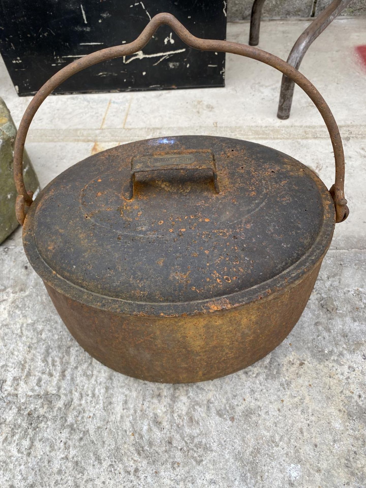 A VINTAGE CAST IRON ROMANY POT BELLY COOKING POT COMPLETE WITH LID - Image 4 of 4