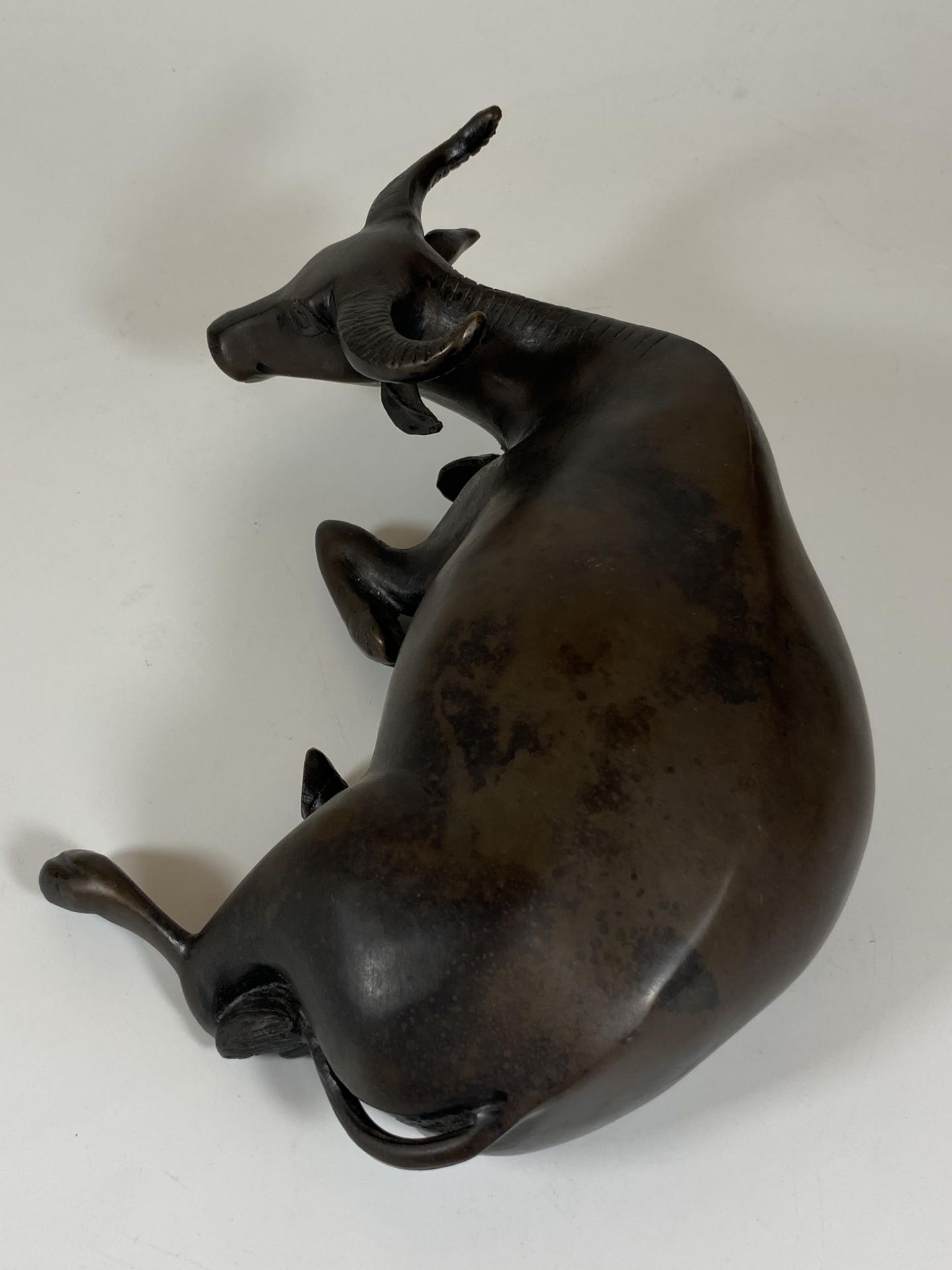 AN ANTIQUE CHINESE HEAVY SOLID BRONZE MODEL OF AN OX LYING DOWN, LENGTH 21CM - Image 3 of 5