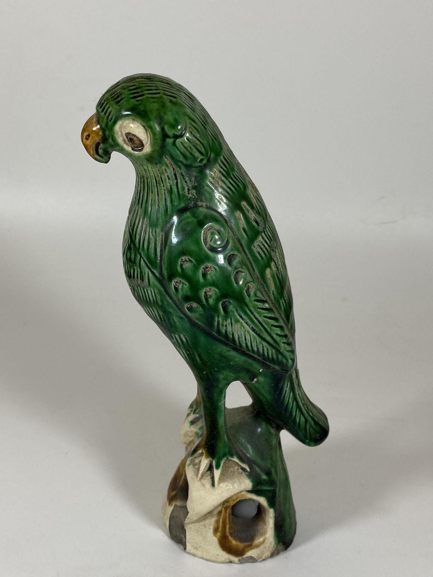 A 19TH CENTURY CHINESE GREEN STONEWARE MODEL OF A BIRD / COCKATOO, HEIGHT 22CM - Image 2 of 6