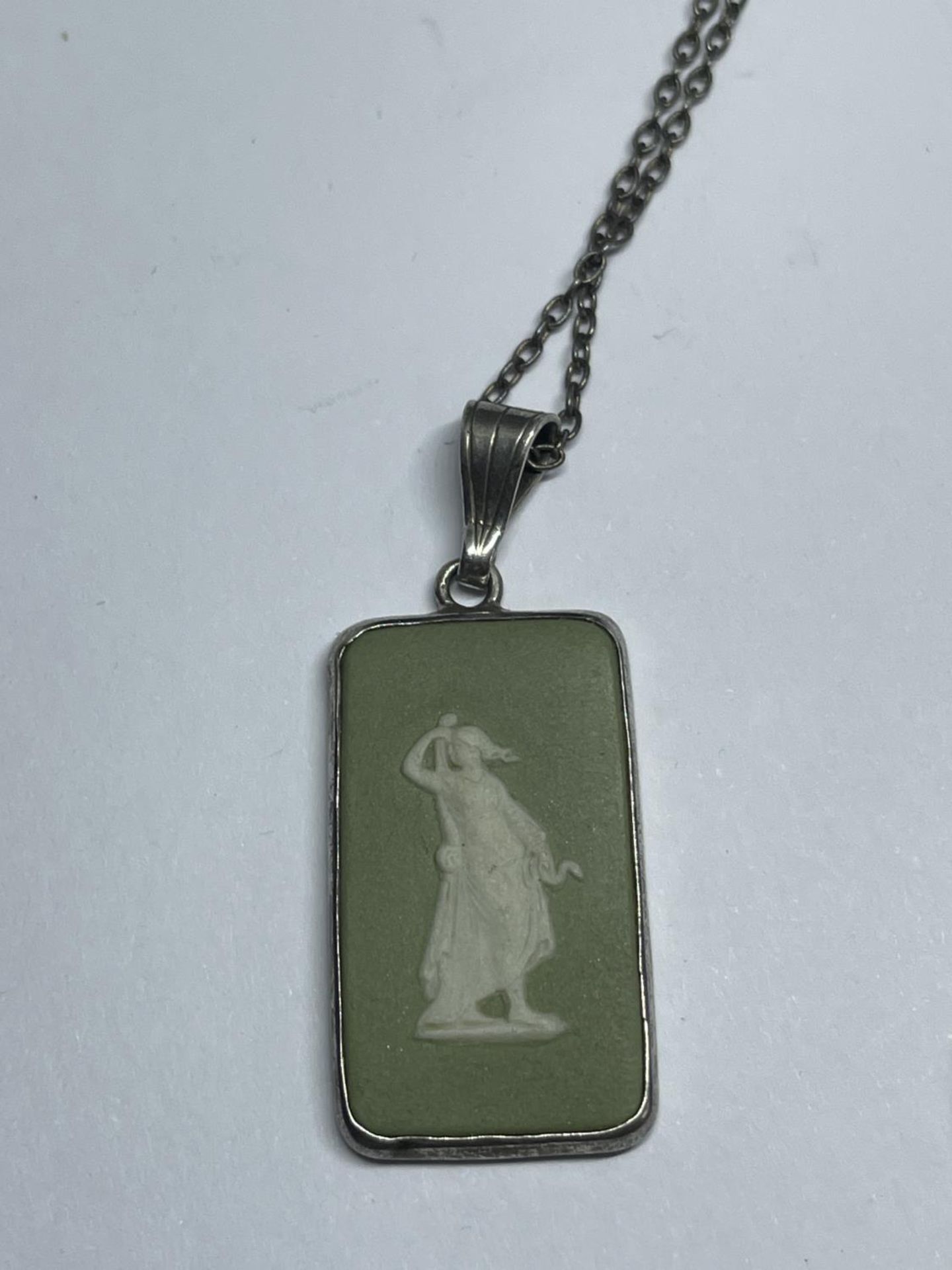 TWO WEDGWOOD JASPERWARE ITEMS TO INCLUDE A BLUE BROOCH AND A NECKLACE WITH GREEN PENDANT - Image 2 of 3
