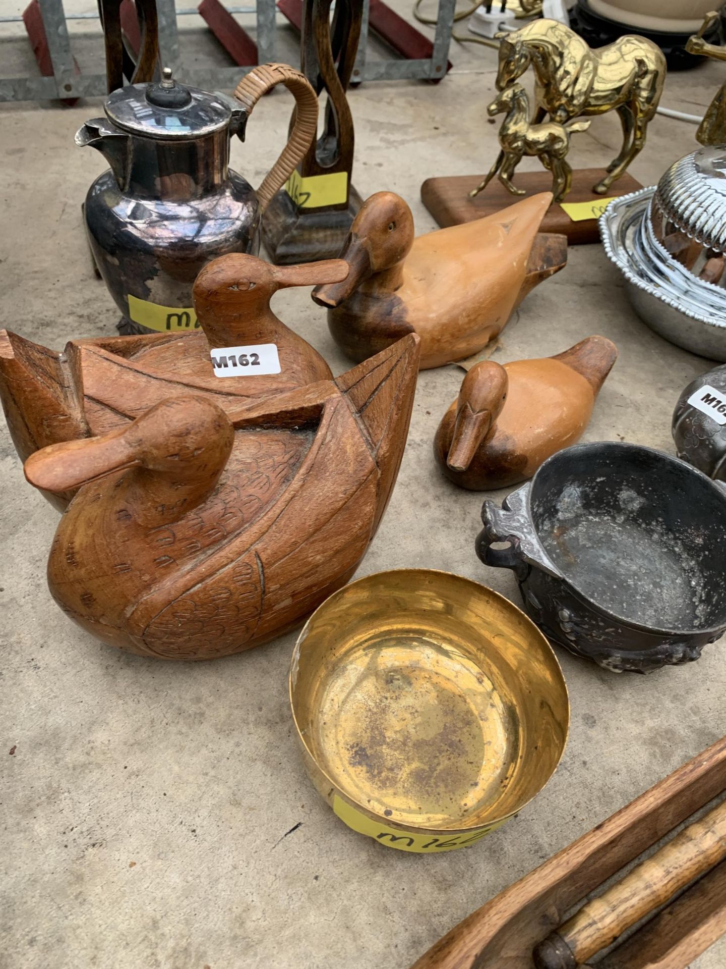 AN ASSORTMENT OF ITEMS TO INCLUDE BRASS FIGURES AND TREEN DUCKS ETC - Image 2 of 3