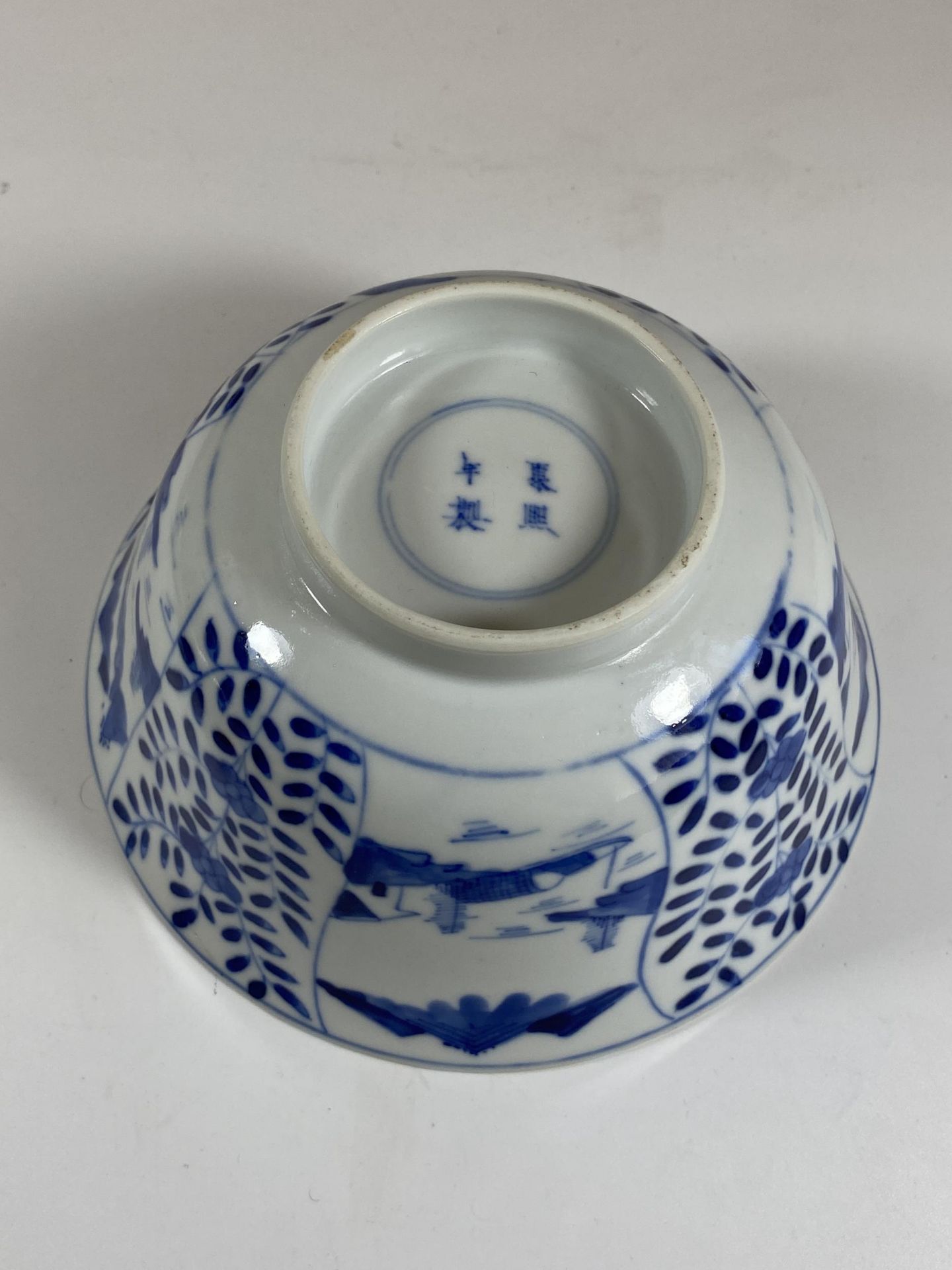 A 19TH CENTURY CHINESE KANGXI REVIVAL BLUE AND WHITE PORCELAIN BOWL, FOUR CHARACTER, DOUBLE RING - Bild 5 aus 8