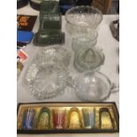 A QUANTITY OF GLASSWARE TO INCLUDE A BOXED SET OF SIX LIQUER GLASSES, BOWLS, LEMON JUICERS, ETC