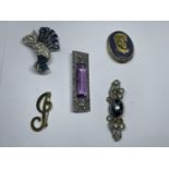 FIVE VARIOUS BROOCHES TO INCLUDE A WEDGWOOD EXAMPLE IN A PRESENTATION BOX